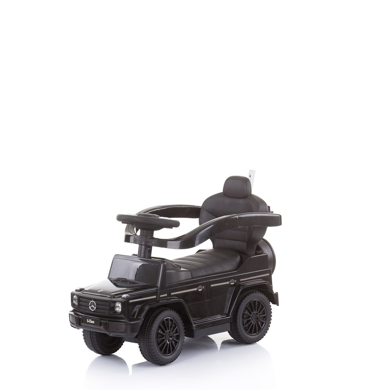 Schwarzes Spielzeugauto, Mercedes G-Klasse Modell, mit Lenkrad und Sitz, auf weißem Hintergrund.