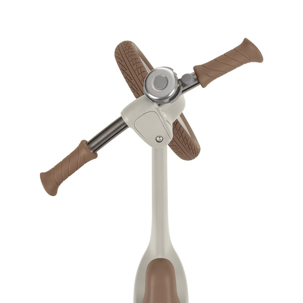 Die Draufsicht auf einen Rollerlenker mit braunen Griffen, einer Klingel und einem kleinen Rad in der Mitte.