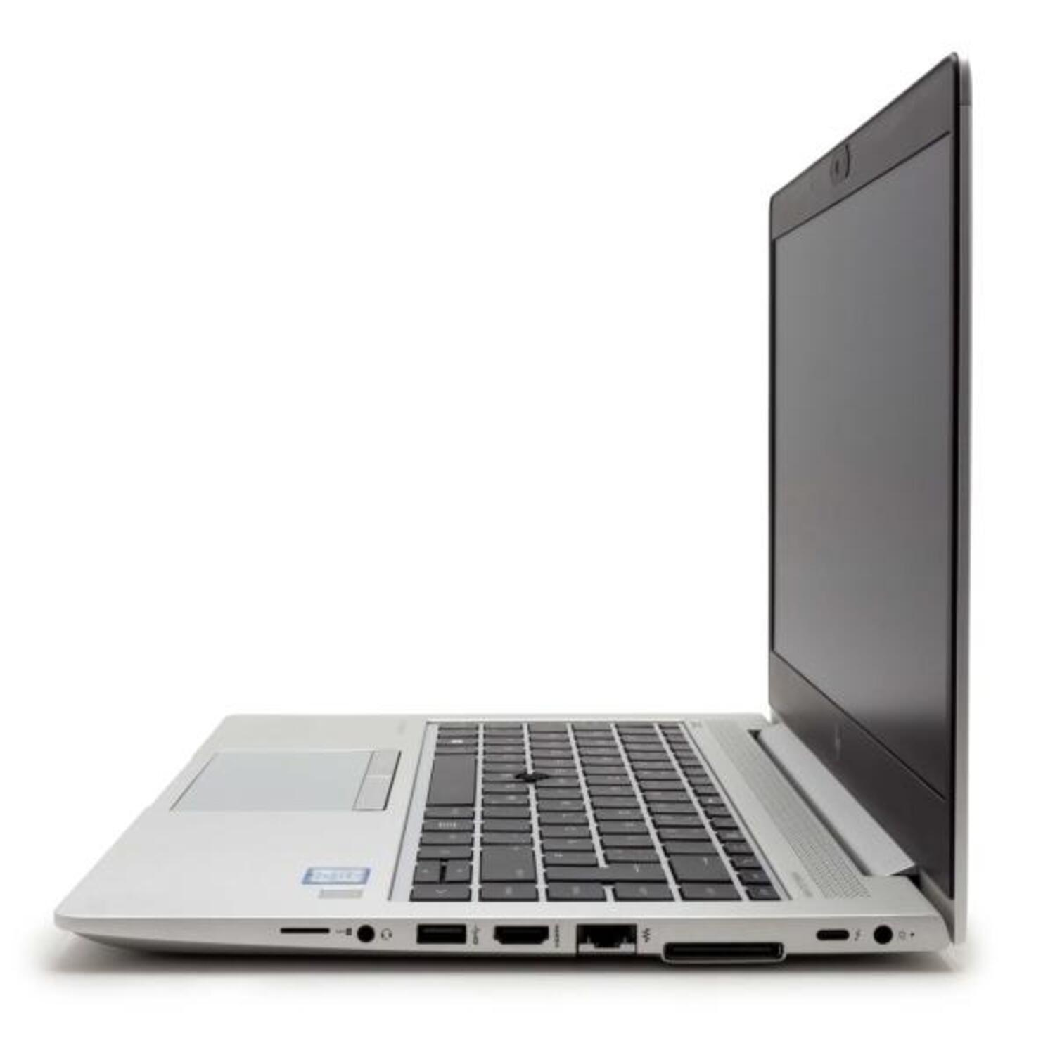 Silberner Laptop, geöffnet, Seitenansicht, auf weißem Hintergrund. Tastatur sichtbar, Bildschirm offen, nach rechts.