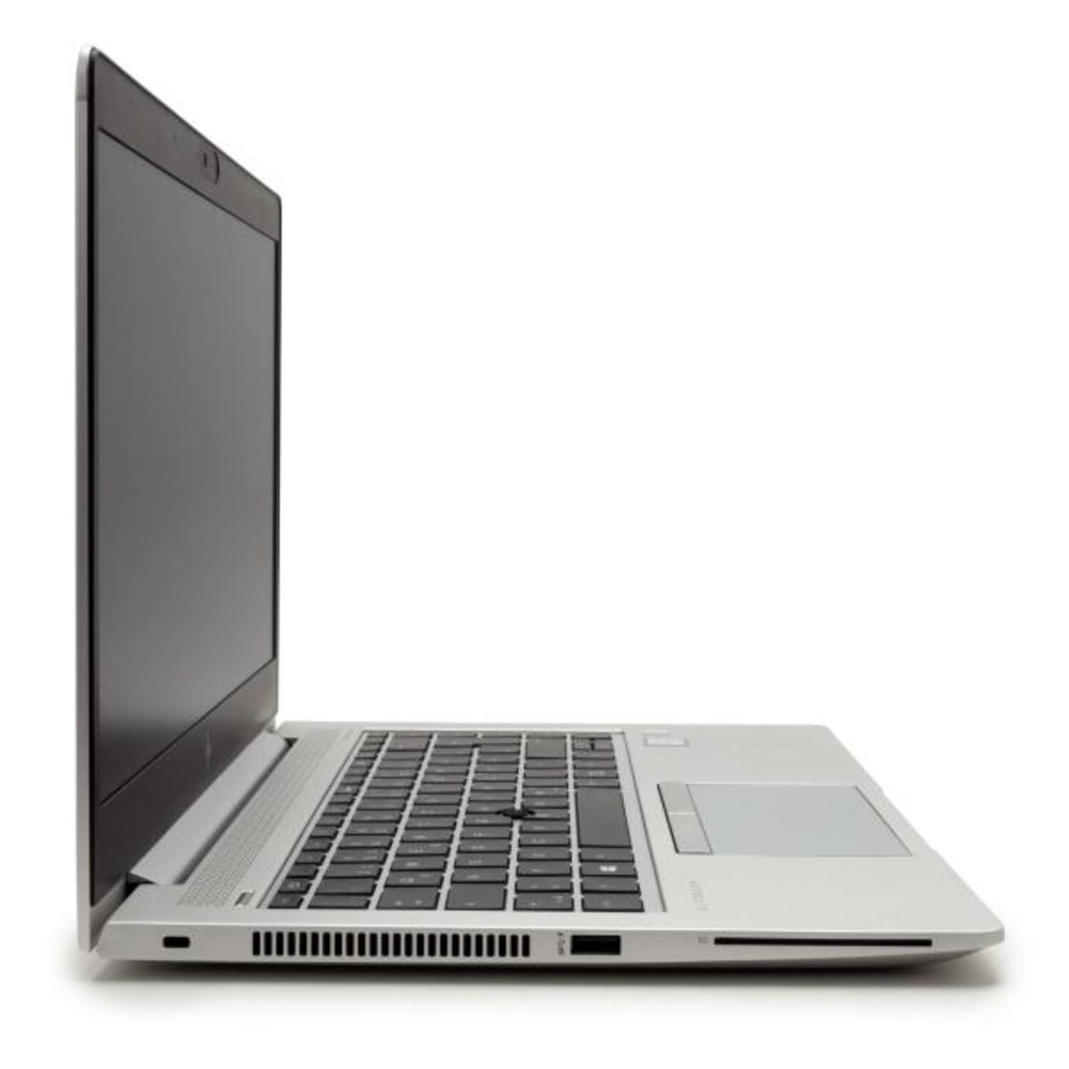 Seitenansicht eines silbernen Laptops auf weißer Oberfläche.