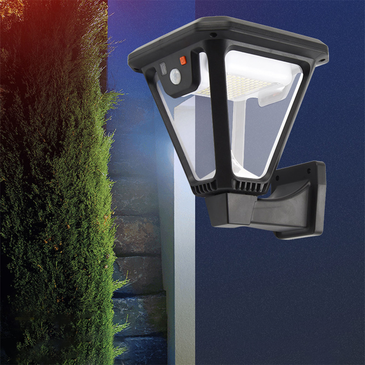 Schwarze Außenlampe an einer Wand mit einem grünen Busch links und blauem Hintergrund rechts.