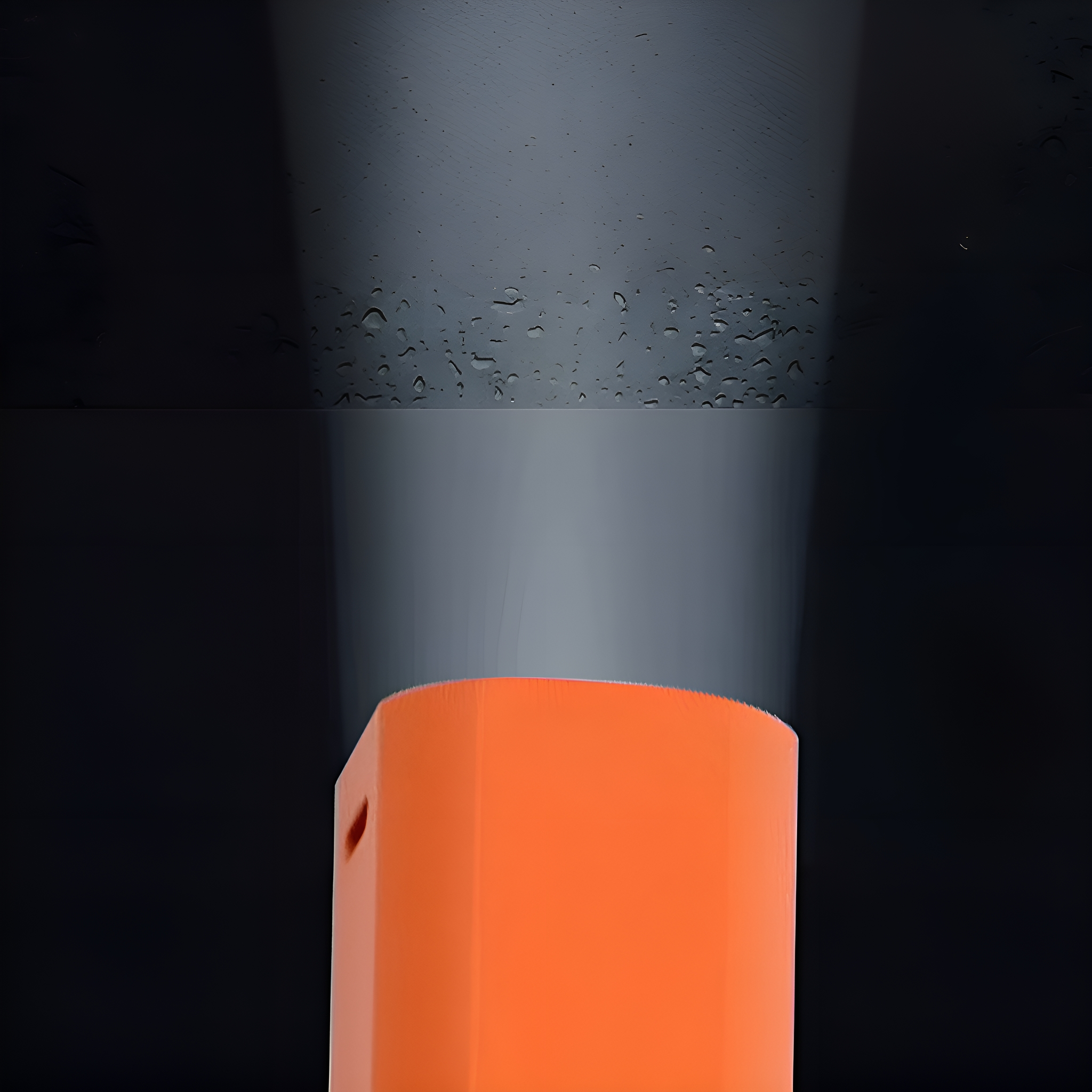 Ein orangefarbenes rechteckiges Objekt vor einem dunklen Hintergrund mit Lichtstrahlen.