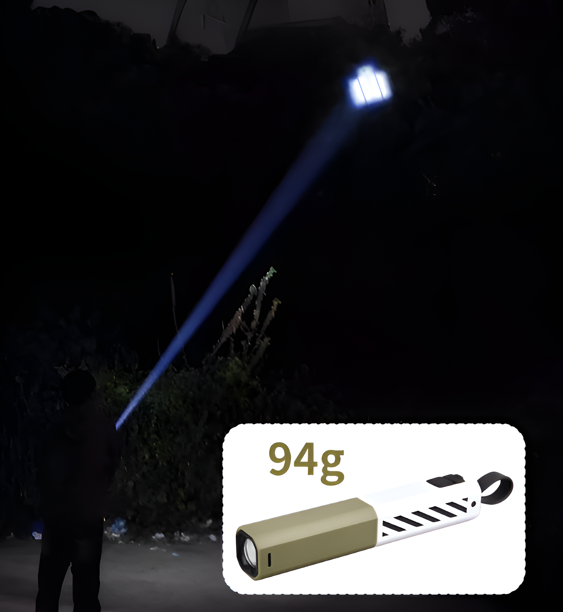 Eine Person, die nachts eine Taschenlampe leuchtet. Im Eck wird eine 94g Taschenlampe gezeigt.