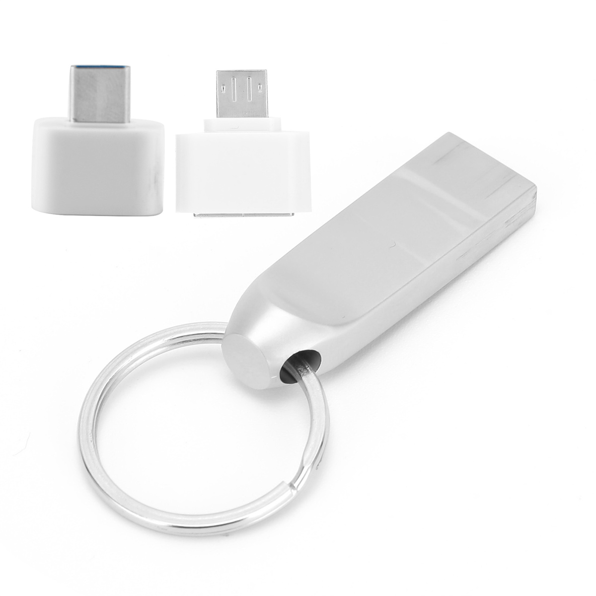 Ein silberner USB-Stick mit Schlüsselring und zwei weiße USB-Adapter. Einer ist USB-C, der andere Micro-USB.
