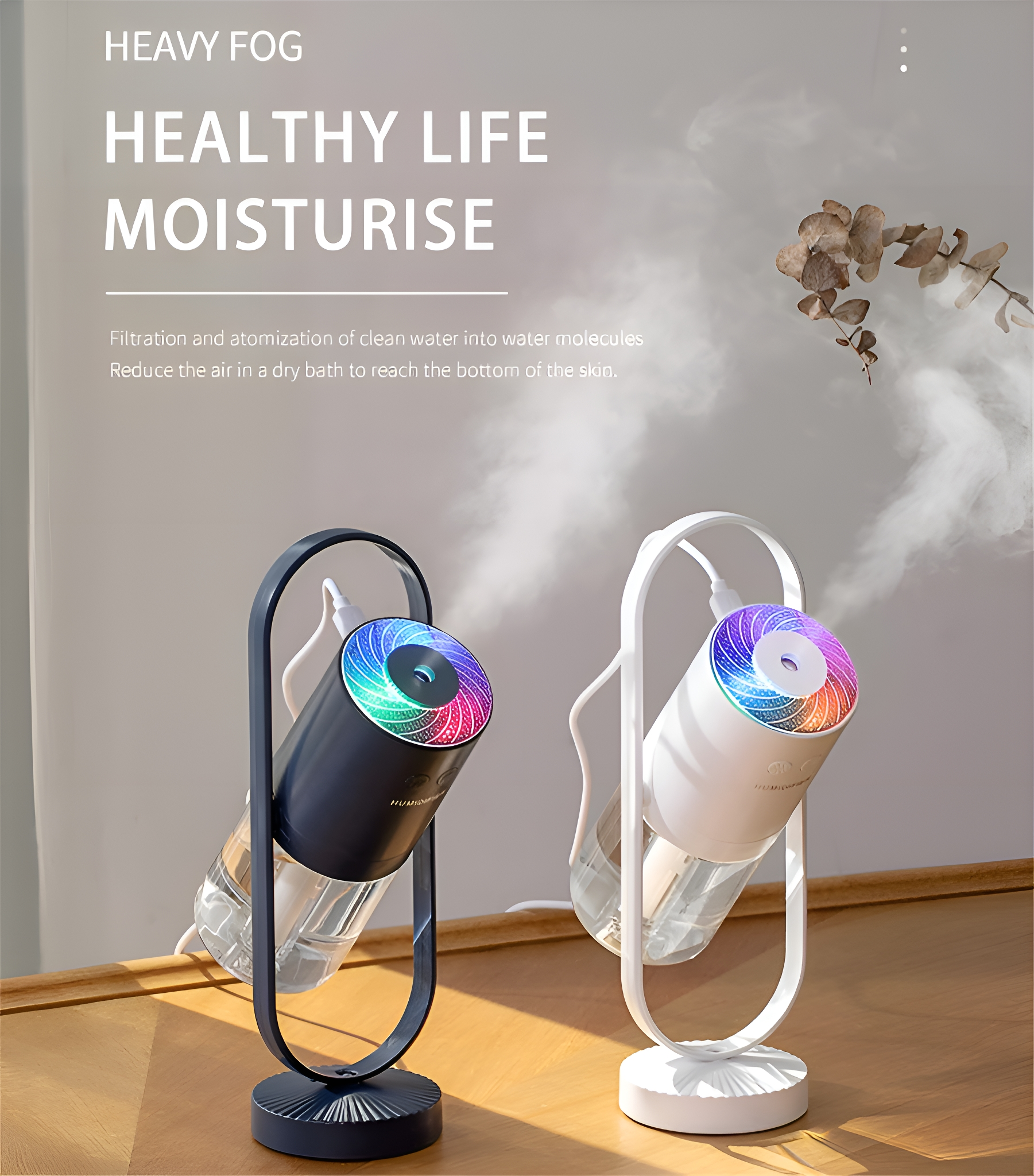 Zwei Luftbefeuchter mit bunten Lichtern im Inneren. Über ihnen steht der Text 'Heavy Fog'. Sie stehen in Weiß.