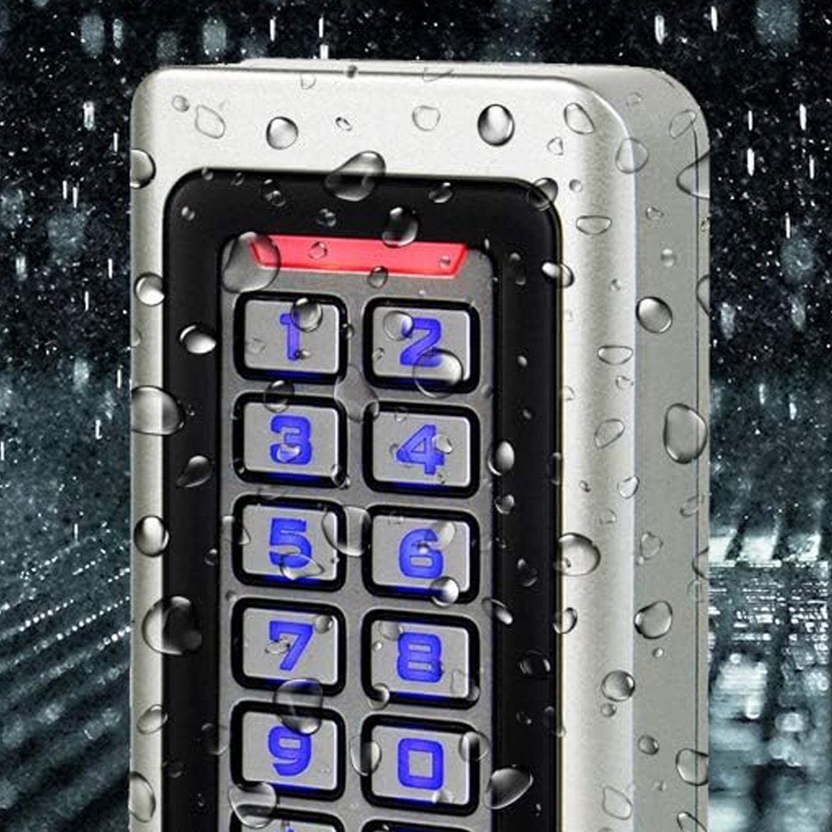 Silberne Tastatur mit Zahlen 1-0, Tasten und einem roten Licht, mit Wassertropfen.