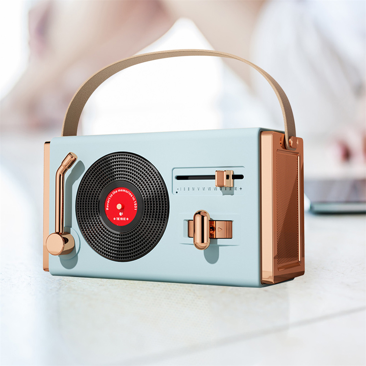 Retro-blauer Lautsprecher mit Vinyl-Schallplatten-Grafik und Griff.