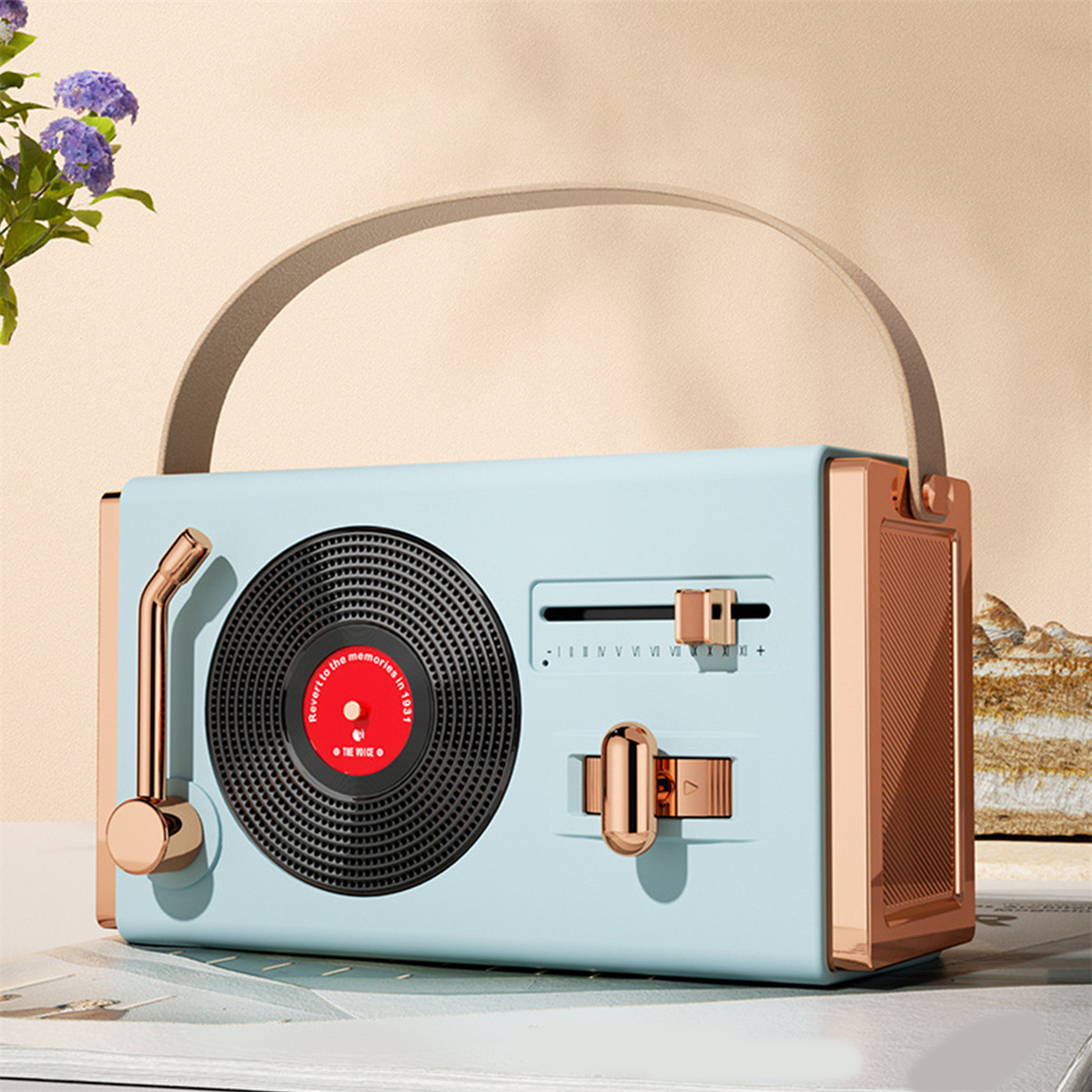 Ein Retro-Radio in Blau und Gold mit Schallplatte und Griff.