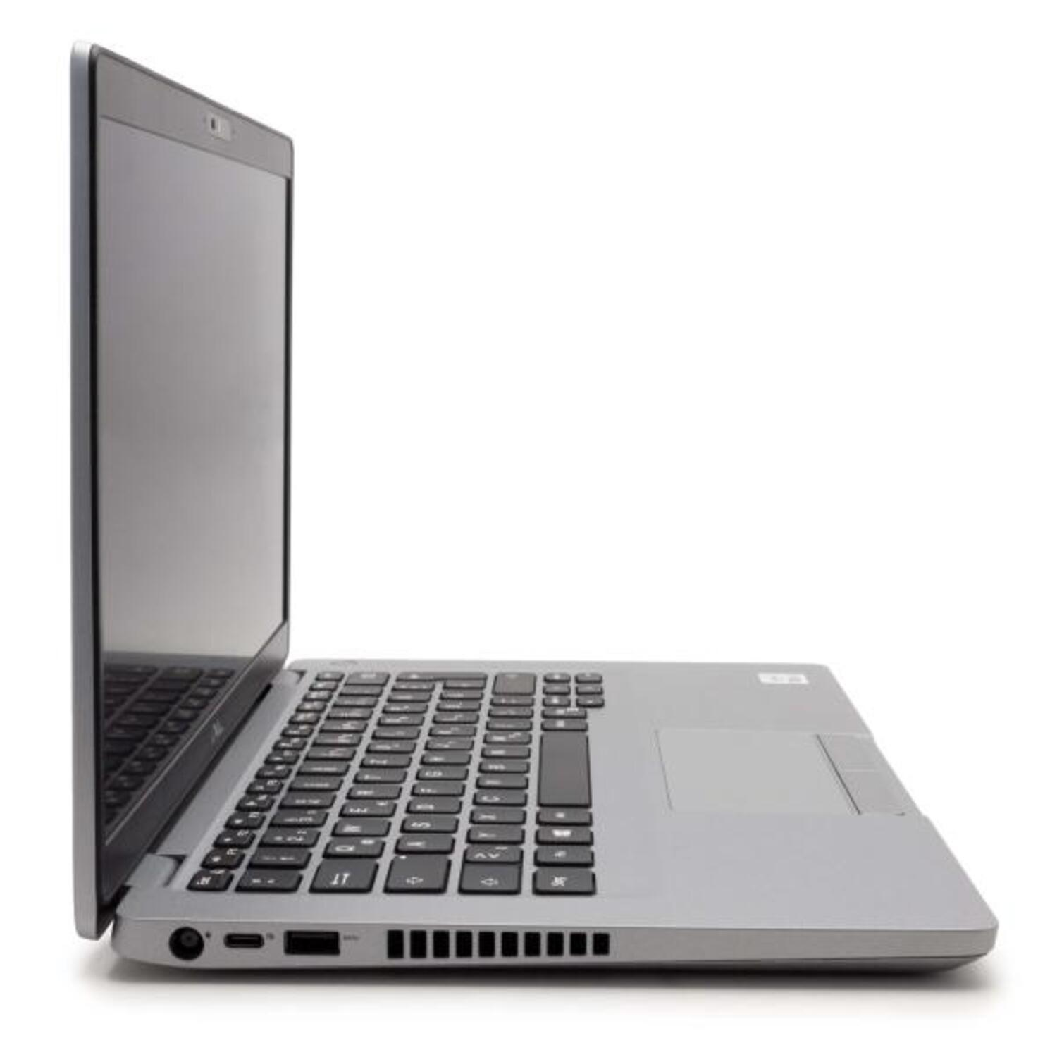 Ein silberner Laptop, geöffnet, von der Seite auf weißem Hintergrund gesehen.