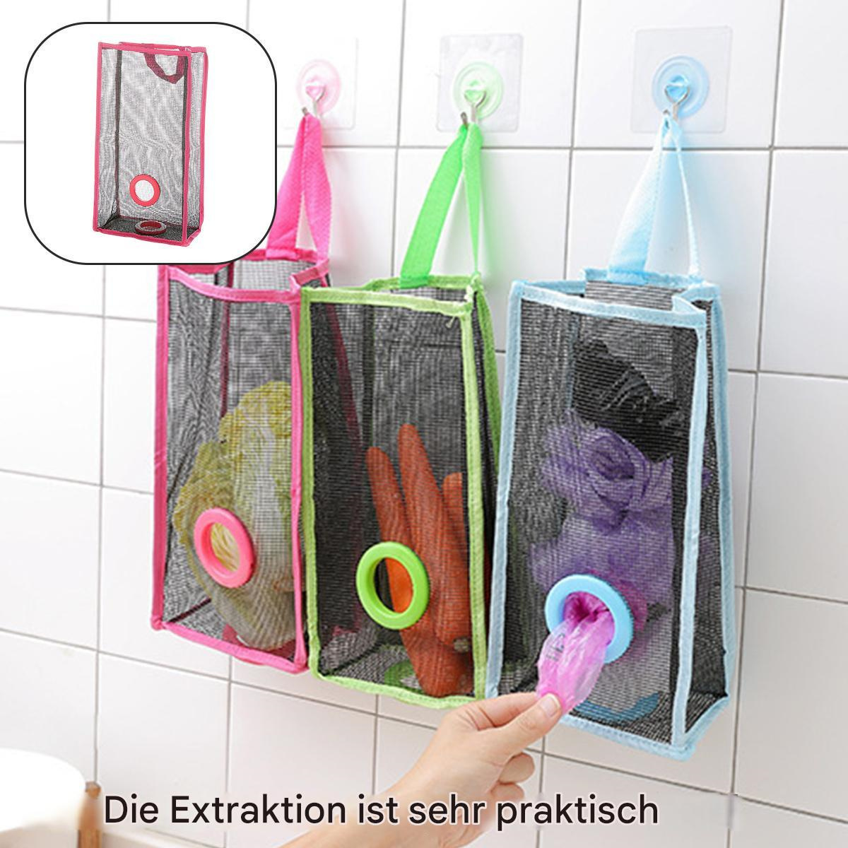 Drei Netztaschen an der Wand, eine mit rosa Griff, grüner Griff und blauer Griff, mit Text darunter.