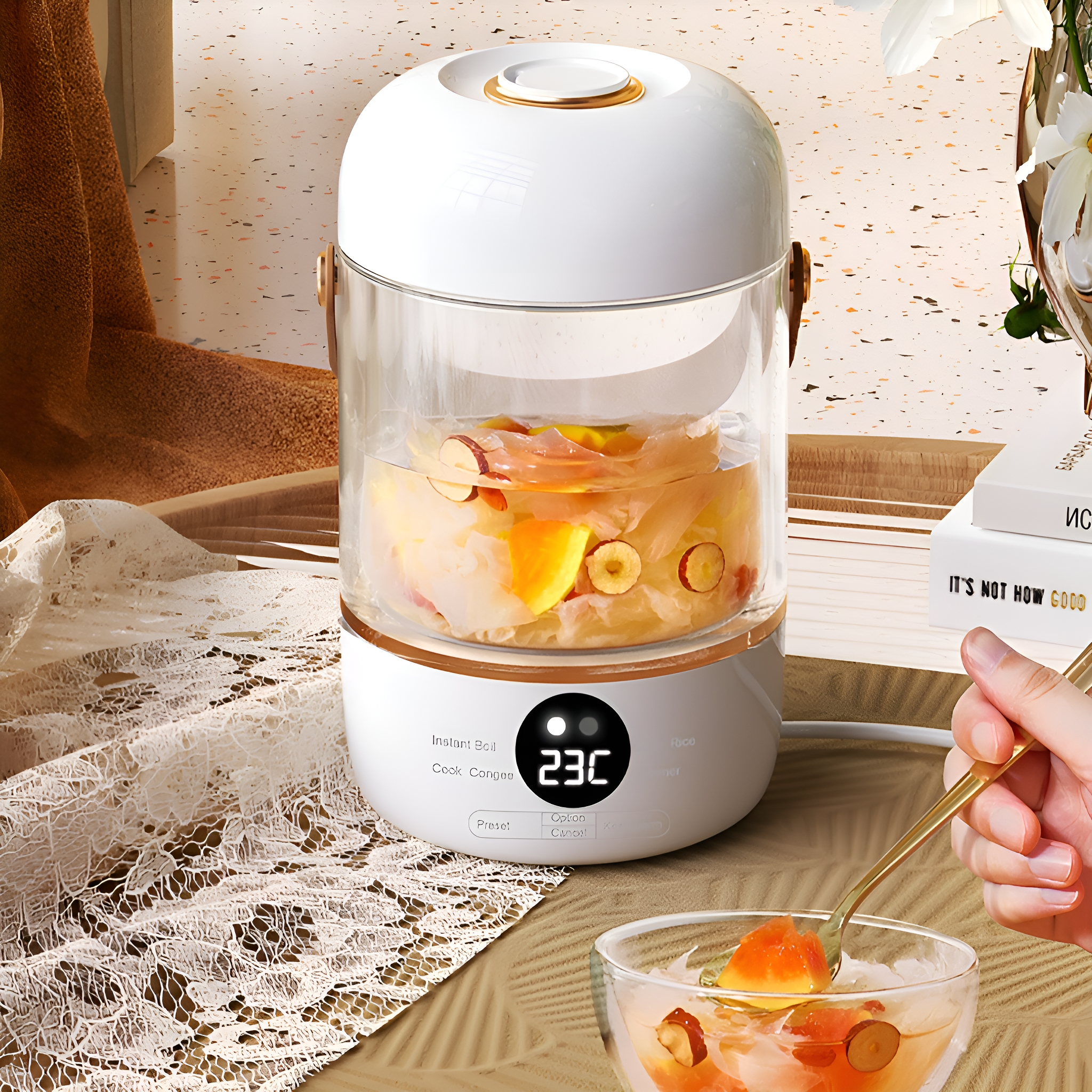 Weißer und goldener elektrischer Wasserkocher mit Essen darin, auf Holztablett.