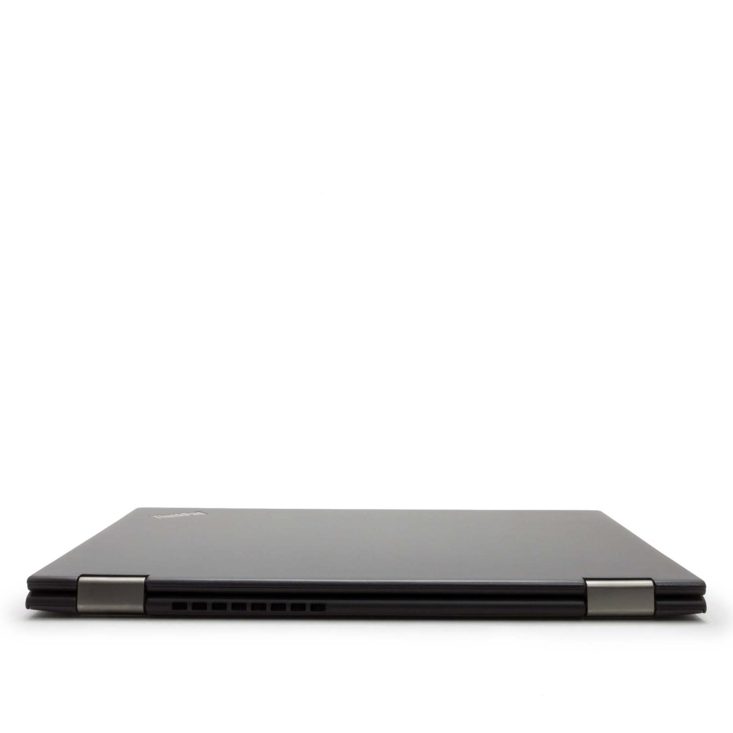 Geschlossener, schwarzer Laptop von der Seite, zeigt die Kante mit Scharnieren und minimalistischem Design.