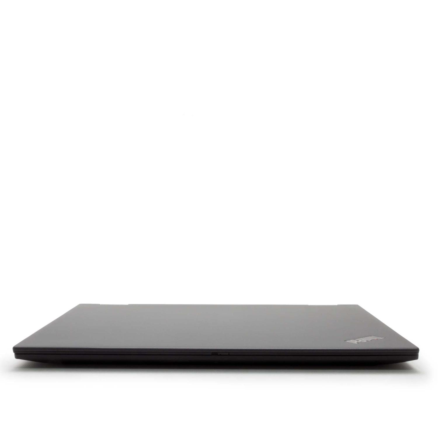 Ein geschlossener, schwarzer Laptop auf einer weißen Oberfläche, leicht nach oben geneigt.