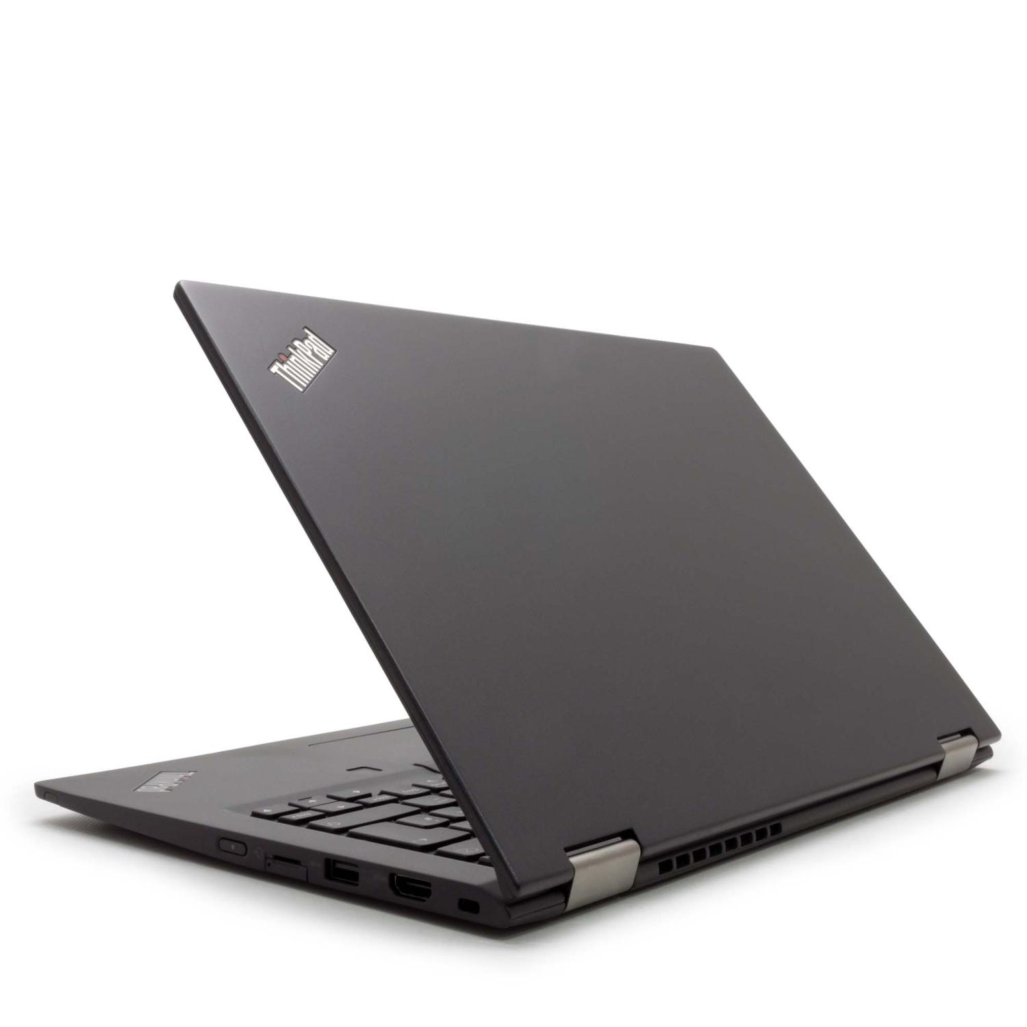 Ein schwarzer Laptop mit geöffnetem Deckel. Die Tastatur ist sichtbar. Der Hintergrund ist weiß.