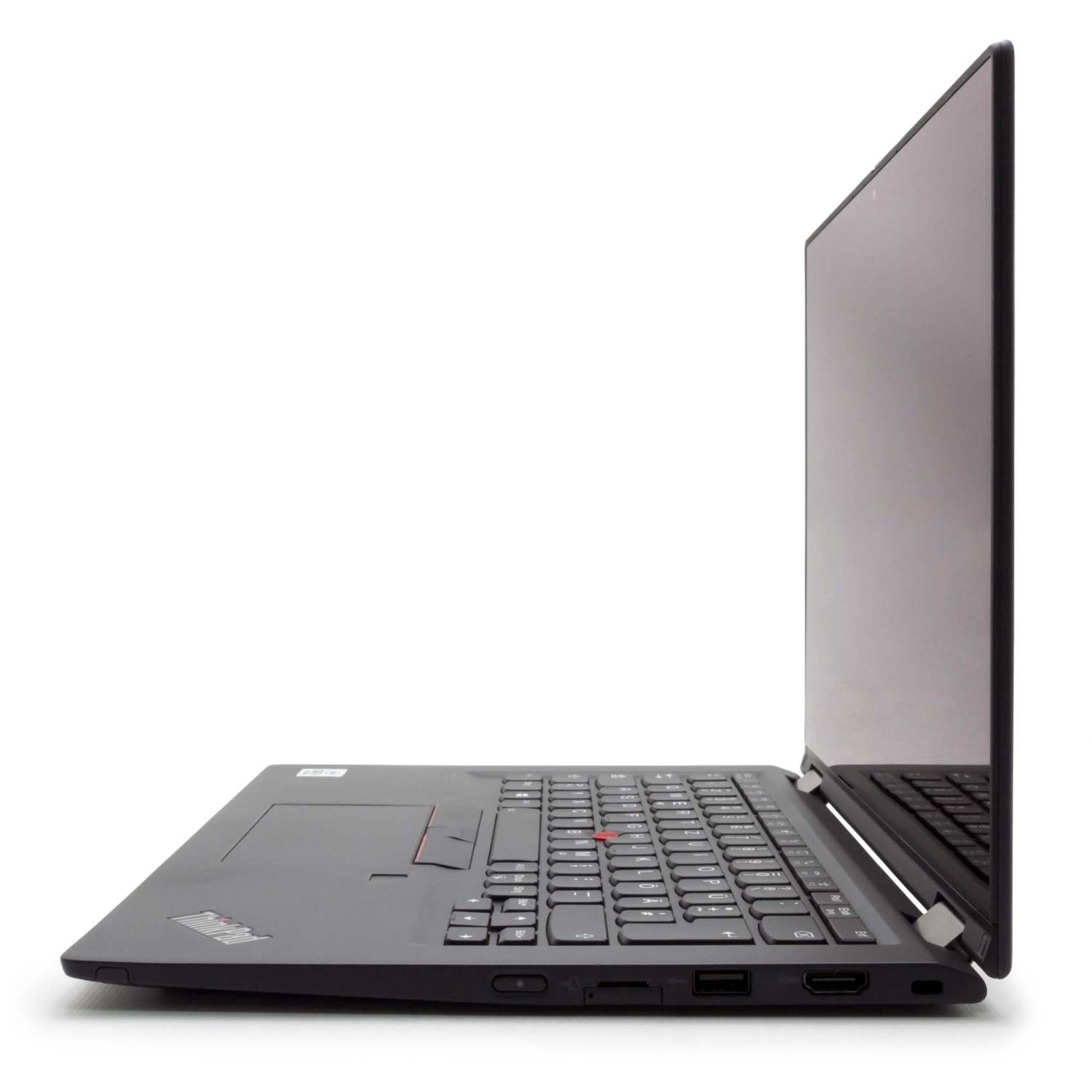 Seitenansicht eines schwarzen Laptops, Tastatur sichtbar, mit geöffnetem Bildschirm vor weißem Hintergrund.