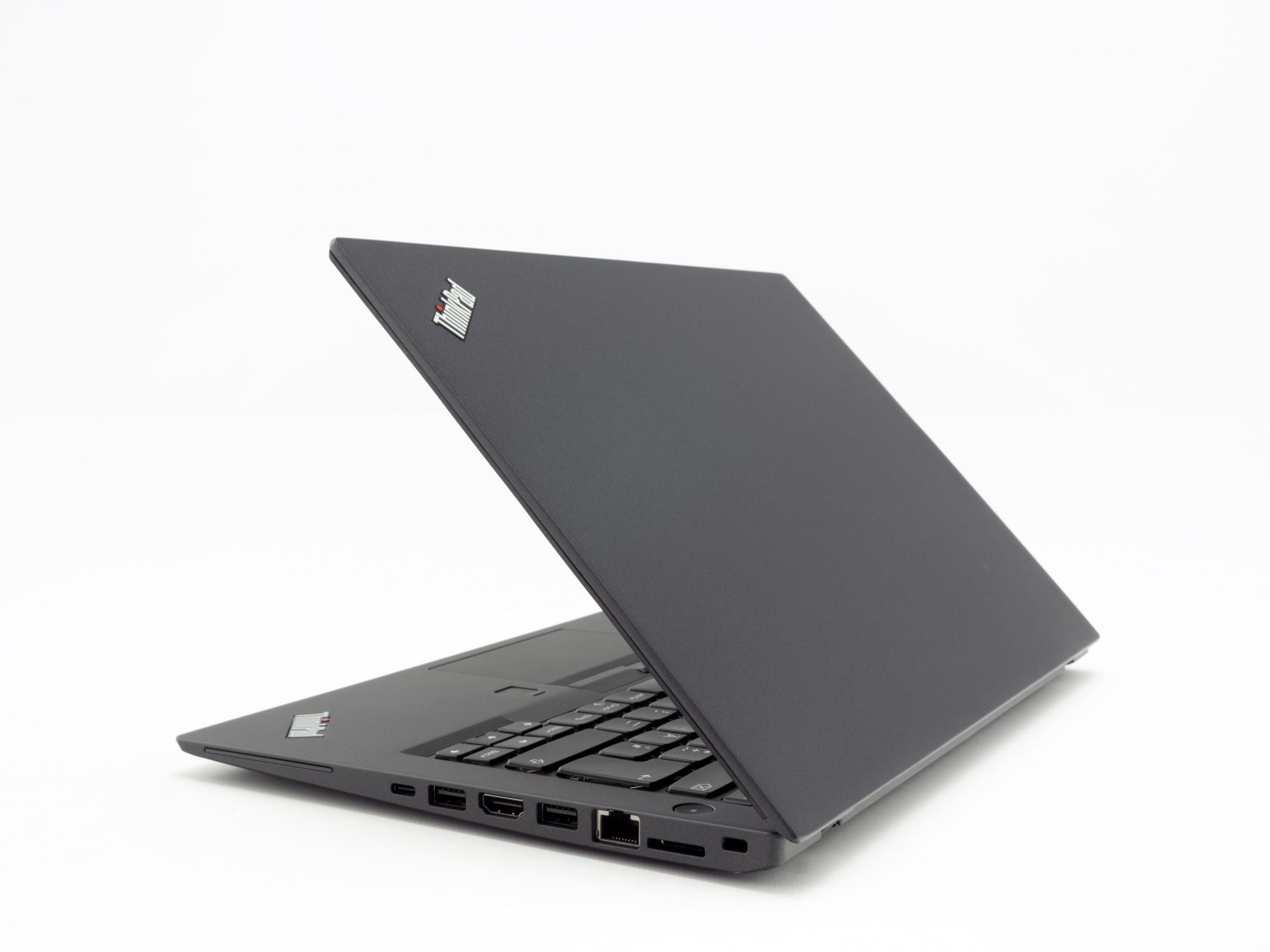 Schwarzer Laptop, teilweise geöffnet. Das Thinkpad-Logo ist sichtbar. Weißer Hintergrund.