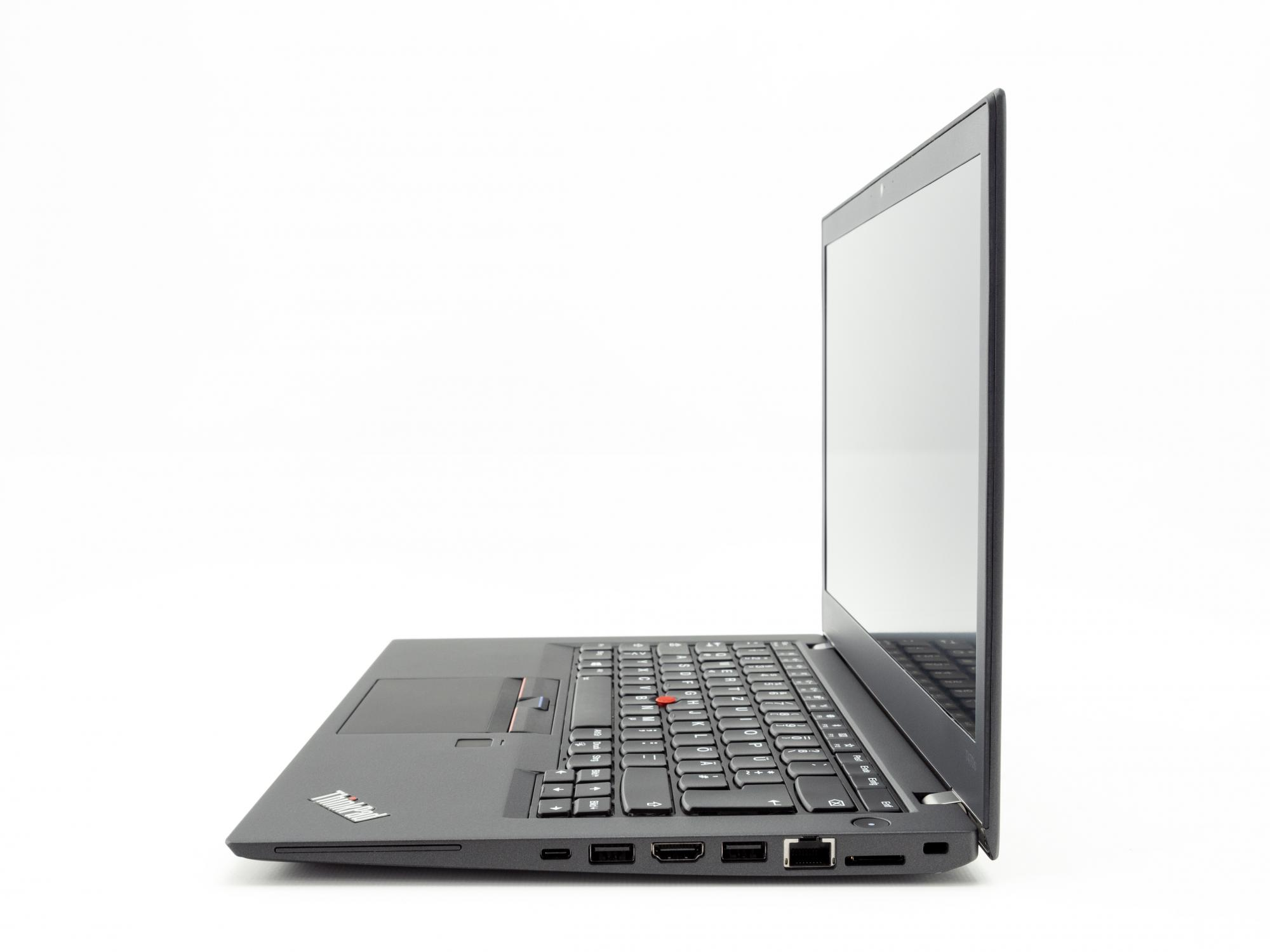 Schwarzer Laptop, Seitenansicht, geöffnet auf weißem Hintergrund.