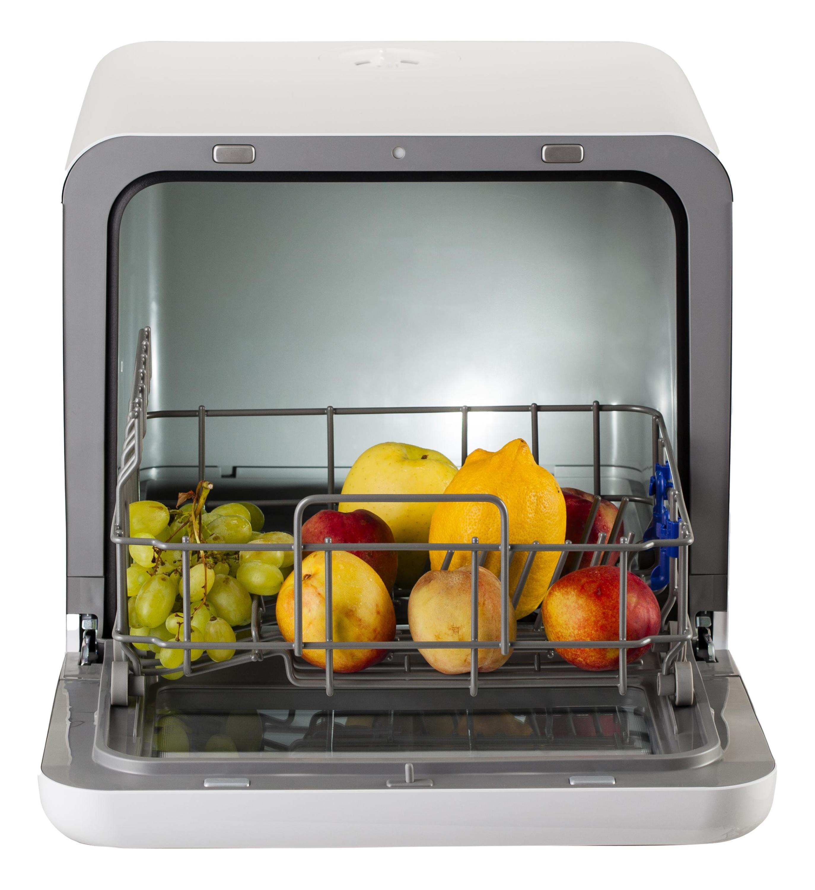 Interno di lavastoviglie, aperto, con frutta all'interno: uva, mele, limone, mango.
