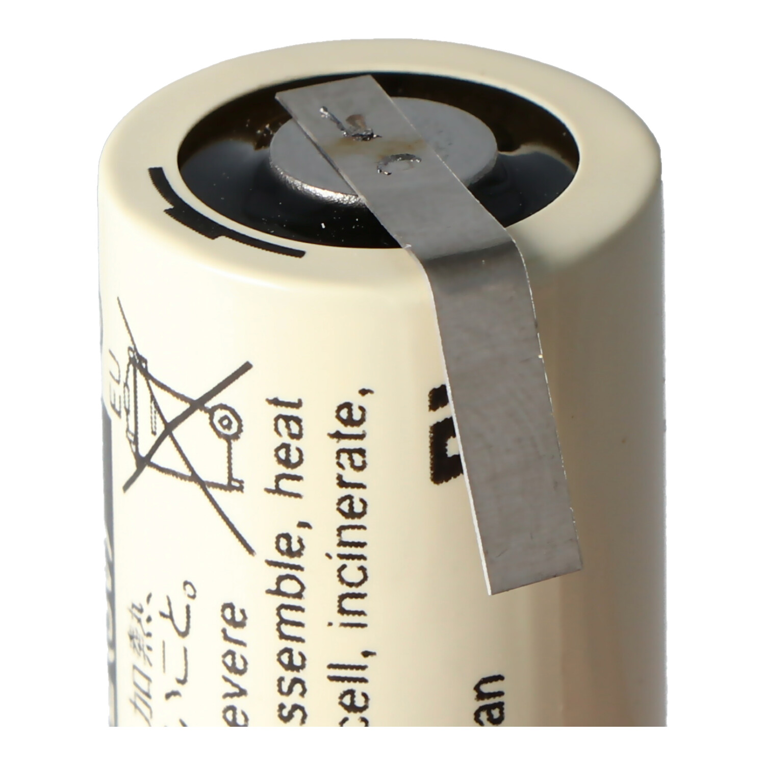 Nahaufnahme einer beigen Batterie mit Metalllasche, Warnsymbolen und Text.