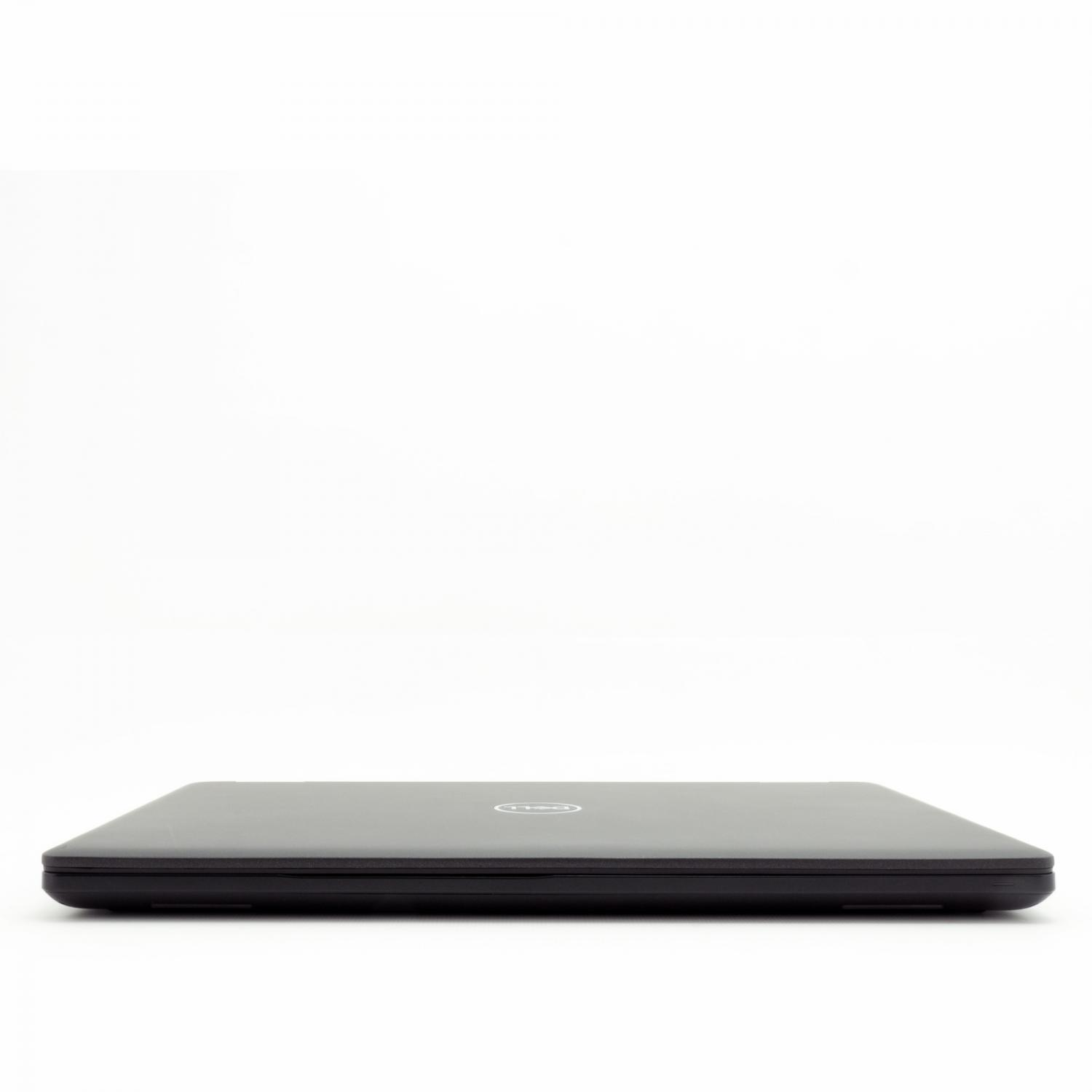 Ein geschlossenes, schwarzes Laptop vor weißem Hintergrund.