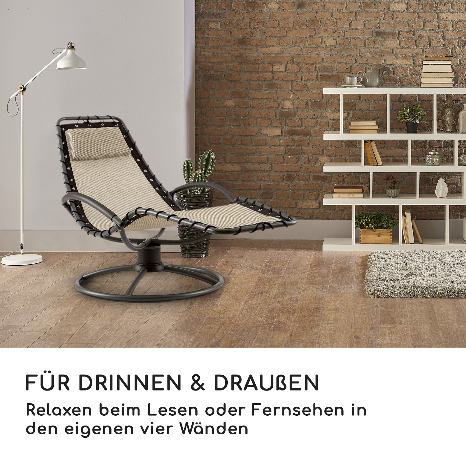Ein schwarzer und beigefarbener Liegestuhl steht vor einer Backsteinmauer. Links steht eine weiße Stehlampe.