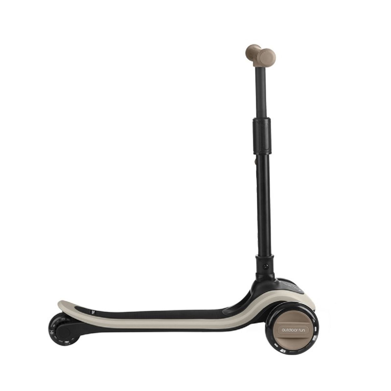 Ein brauner und schwarzer Roller mit verstellbarem Griff. Die Räder sind hellbraun.