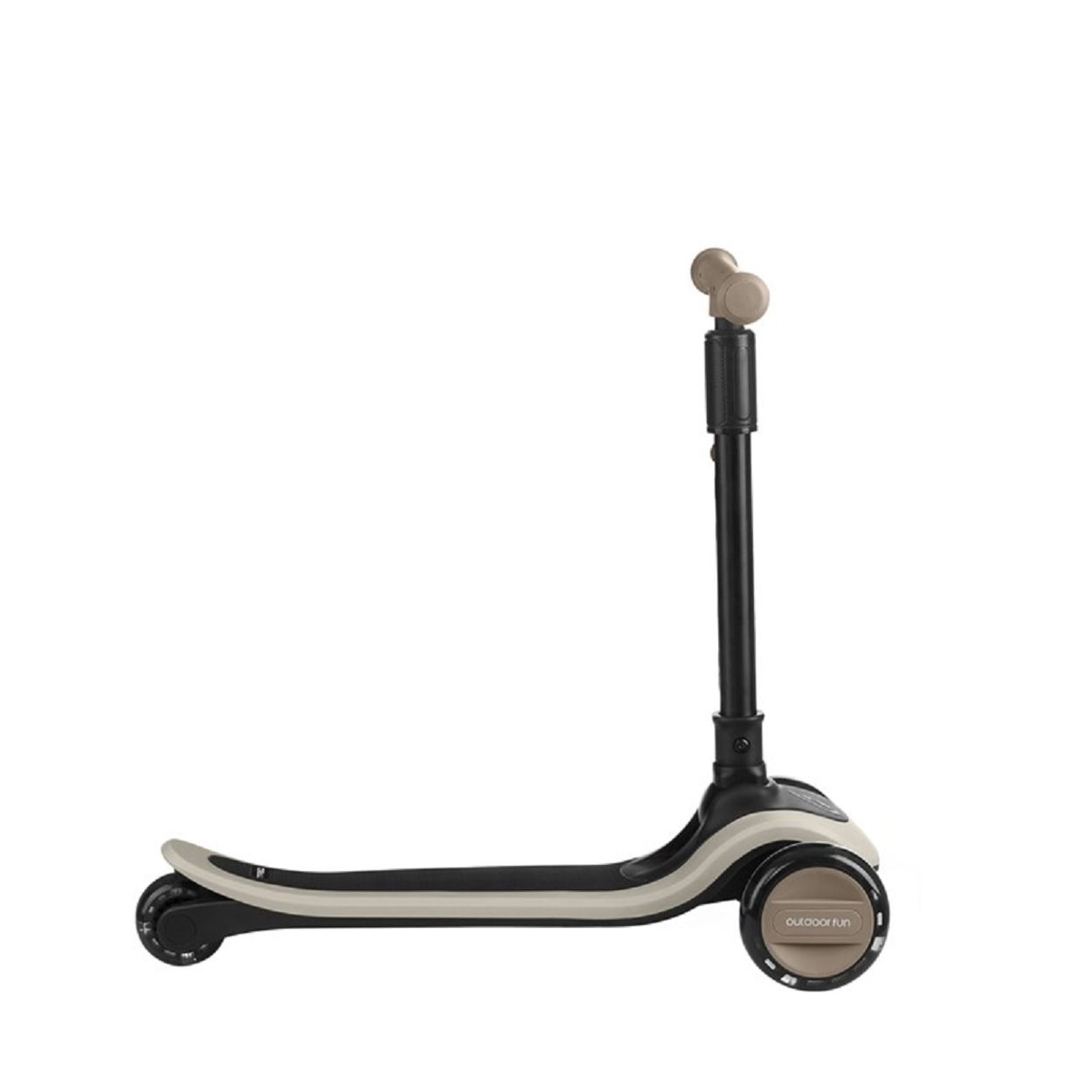 Ein beiger und schwarzer Roller auf weißem Hintergrund. Der Roller hat zwei Räder und einen Griff.