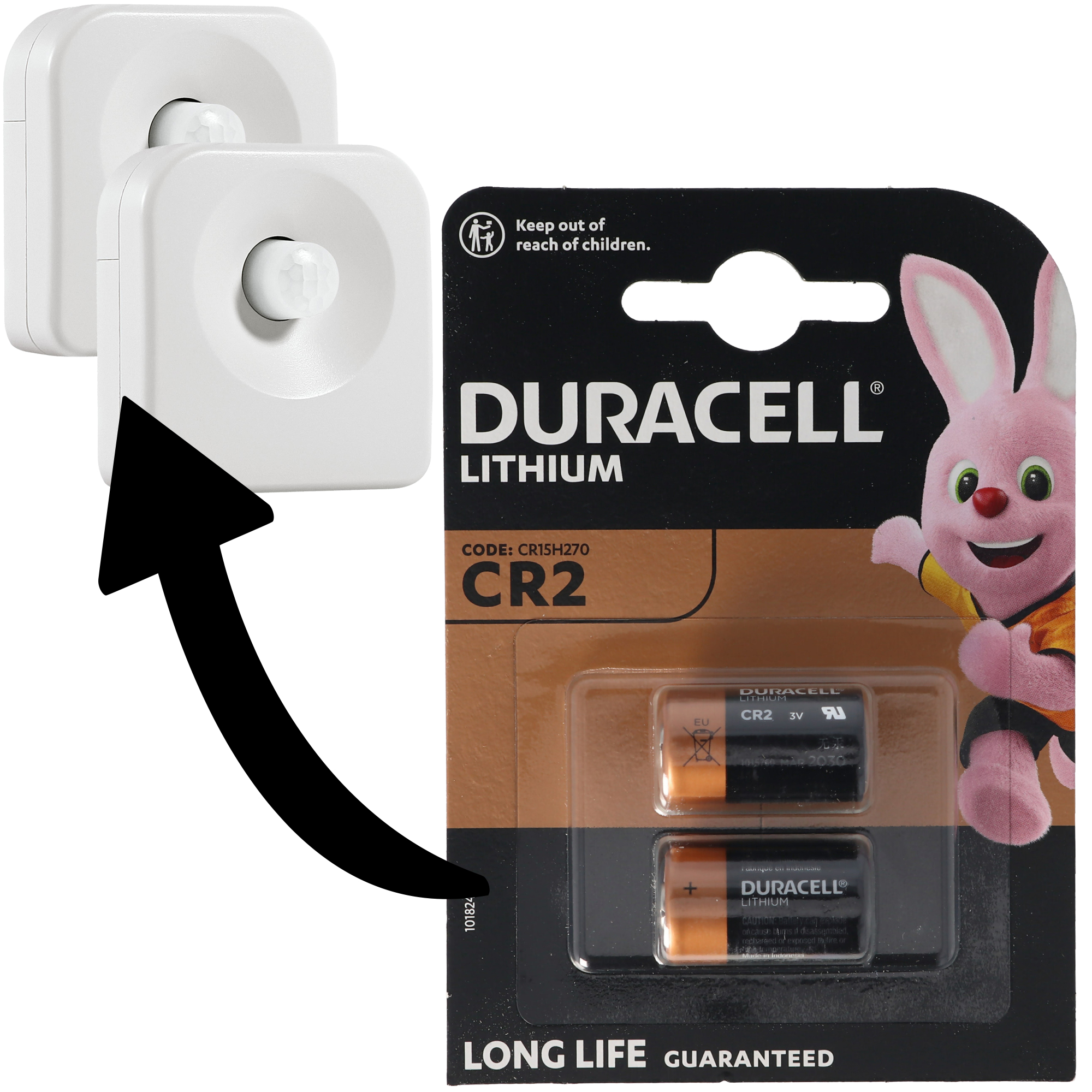 Zwei weiße Bewegungssensoren und ein Akku mit Batterien und einem Duracell-Hasen. Schwarzer Pfeil zeigt.