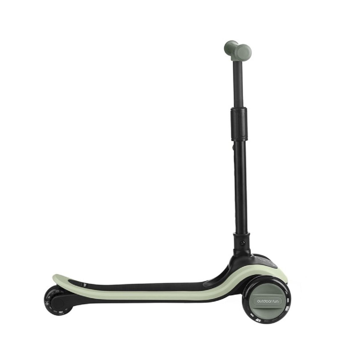 Ein grüner und schwarzer Roller steht auf einer weißen Oberfläche.