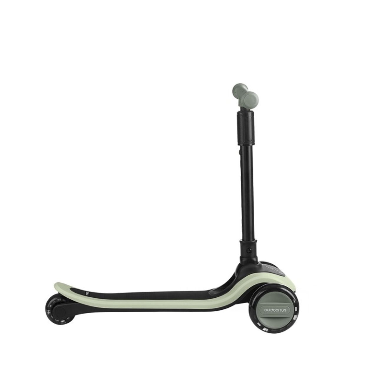 Ein schwarzer und grüner Roller mit dem Wort 'outdoor fun' auf dem Rahmen, isoliert auf Weiß.