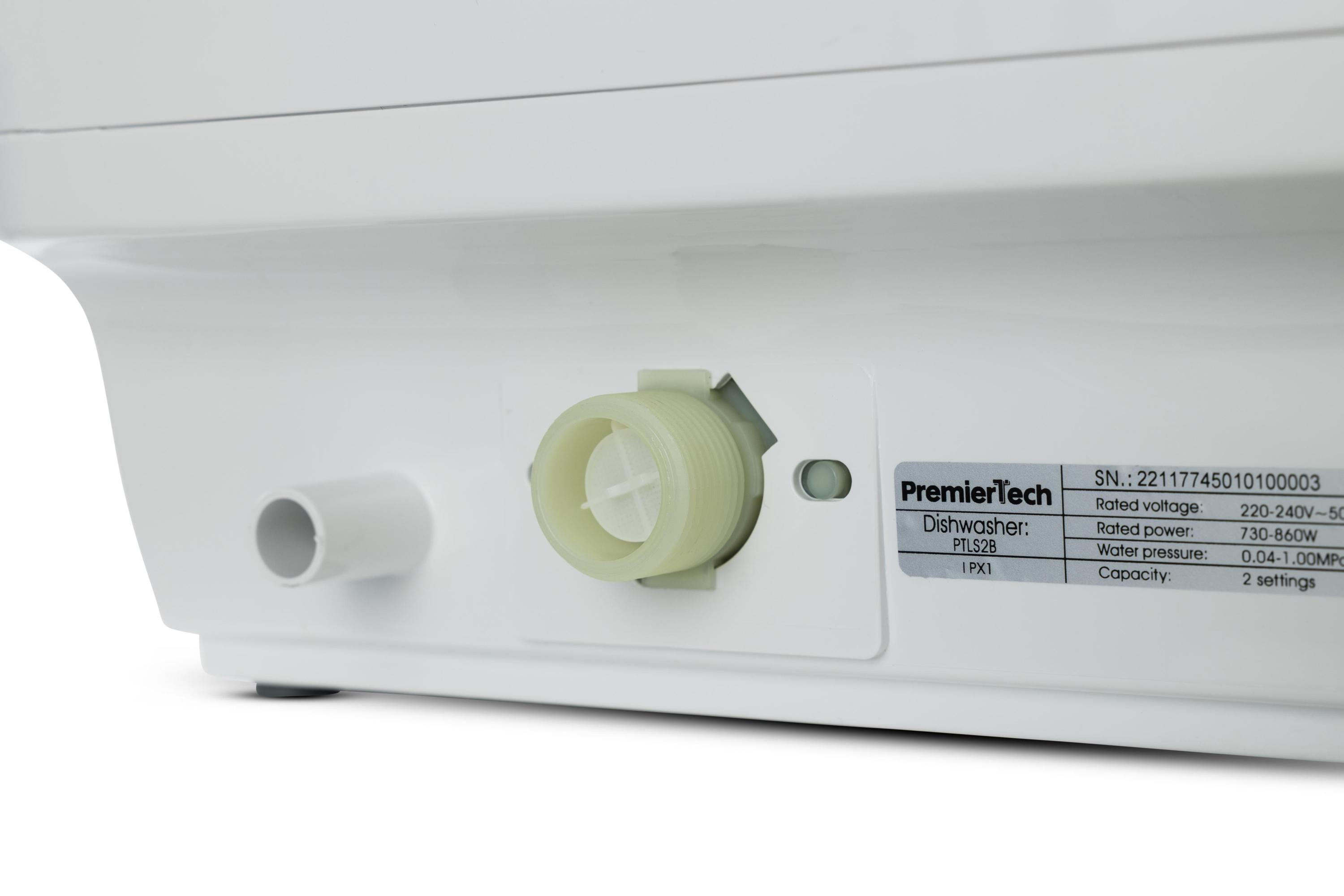Il retro di una lavastoviglie bianca con un ingresso dell'acqua, un'etichetta PremierTech e specifiche tecniche.