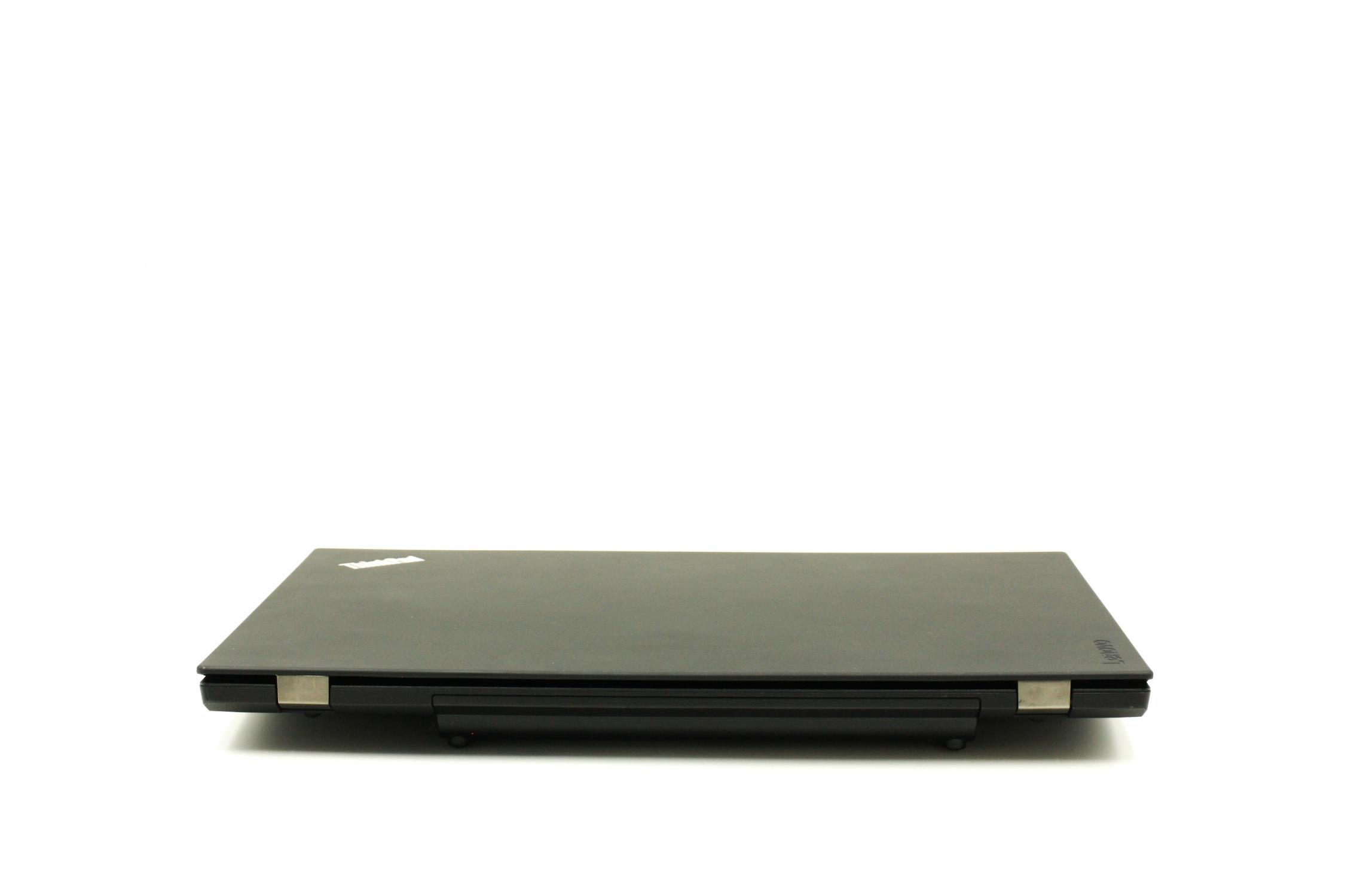 Geschlossenes, schwarzes Lenovo ThinkPad Laptop auf weißer Oberfläche, Seitenansicht.