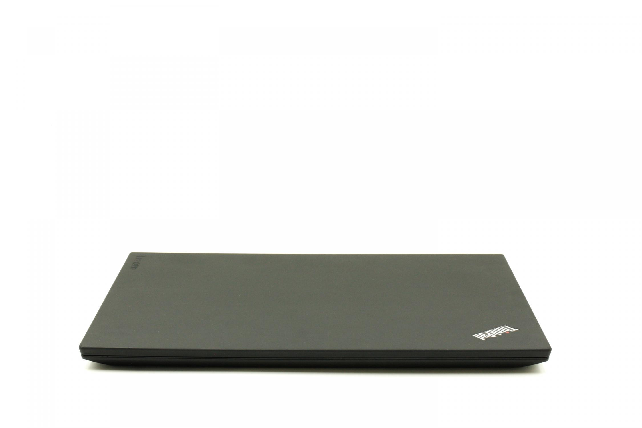 Schwarzer Laptop, geschlossen, mit Thinkpad-Logo oben, vor weißem Hintergrund.