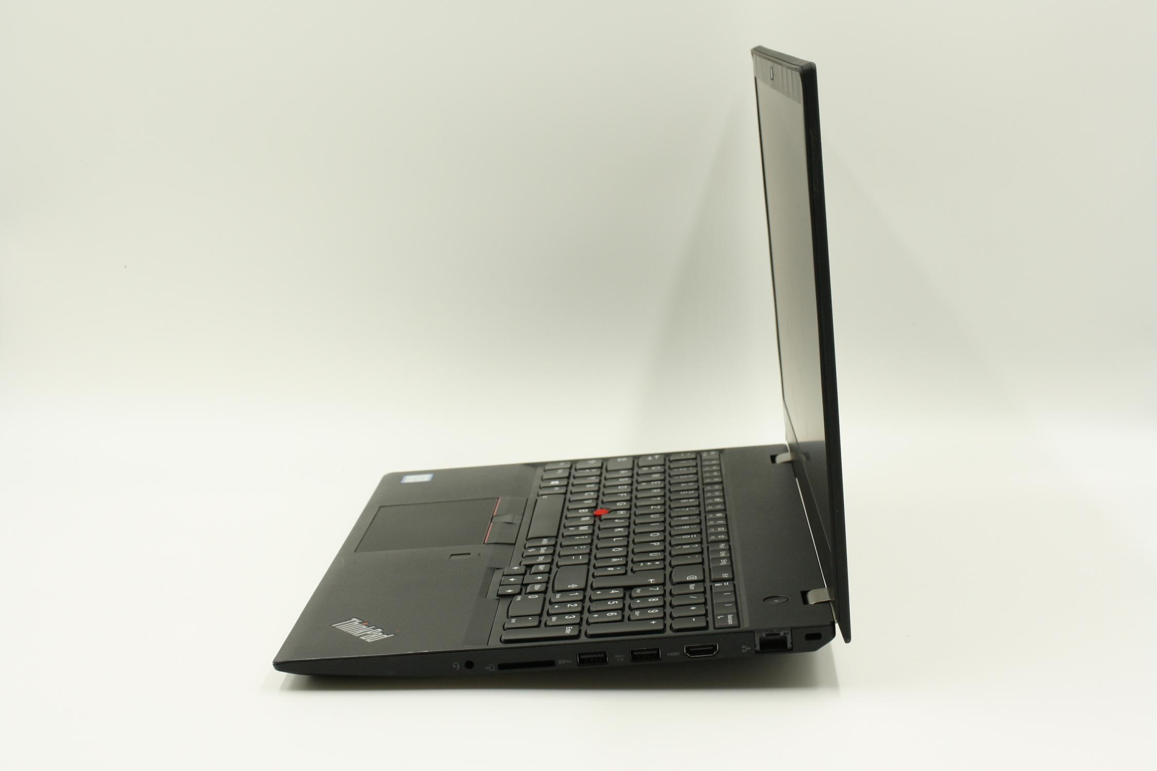 Schwarzer Laptop auf weißem Hintergrund. Seitenansicht zeigt Tastatur, Bildschirm und Touchpad.