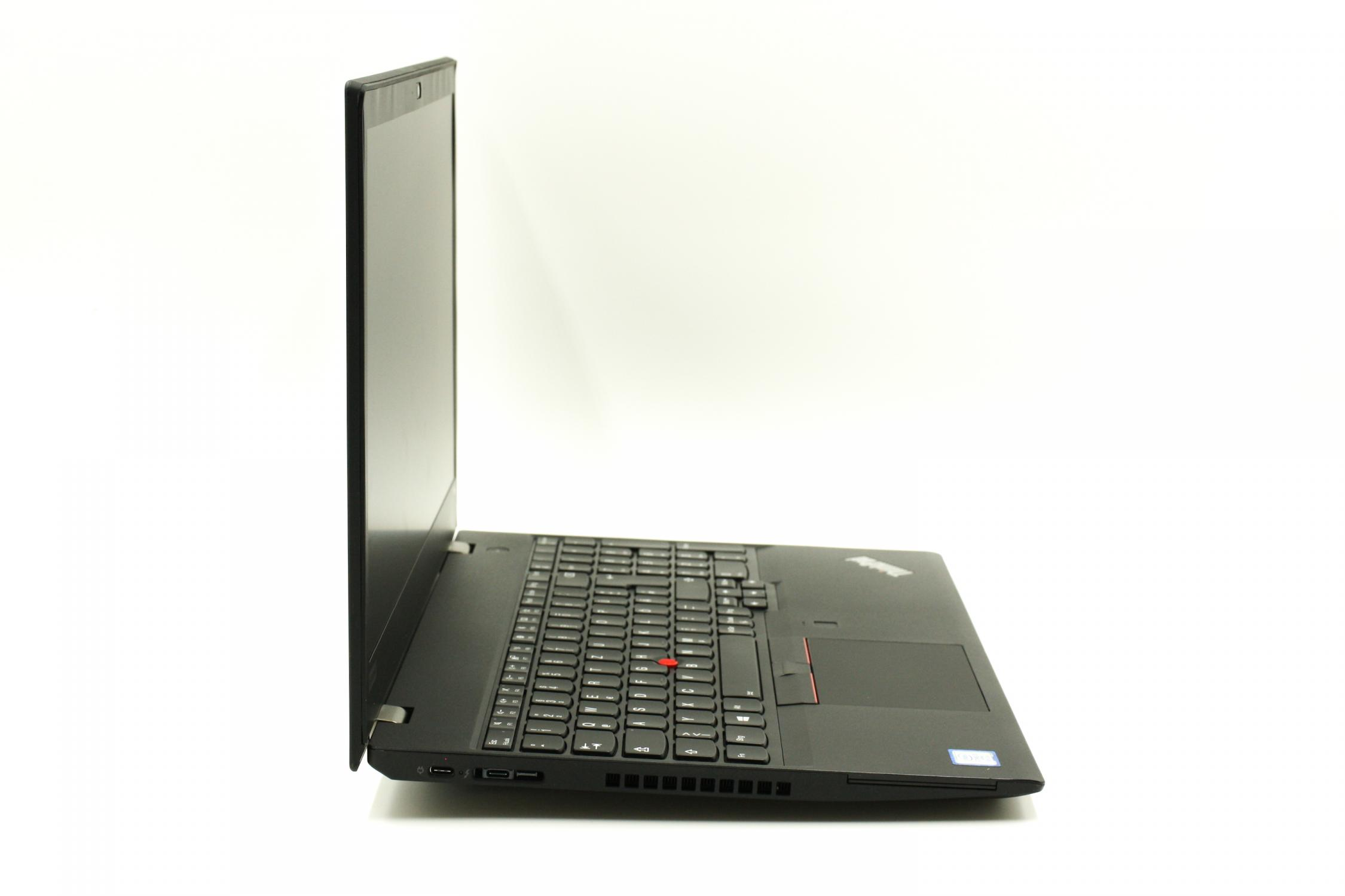 Schwarzer Laptop auf weißem Hintergrund. Der Bildschirm ist geöffnet und zeigt die Tastatur.