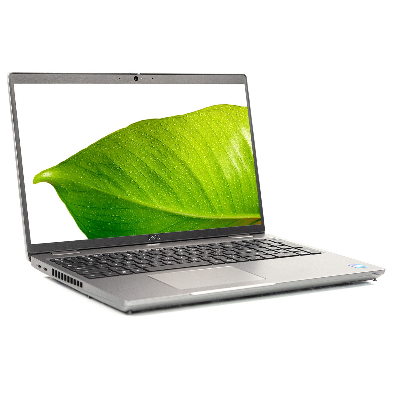 Srebrny laptop z zielonym liściem na ekranie, na białym tle.