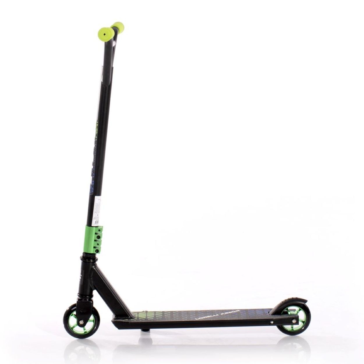 Patinete negro con detalles verdes. Tiene ruedas verdes y manillar verde.