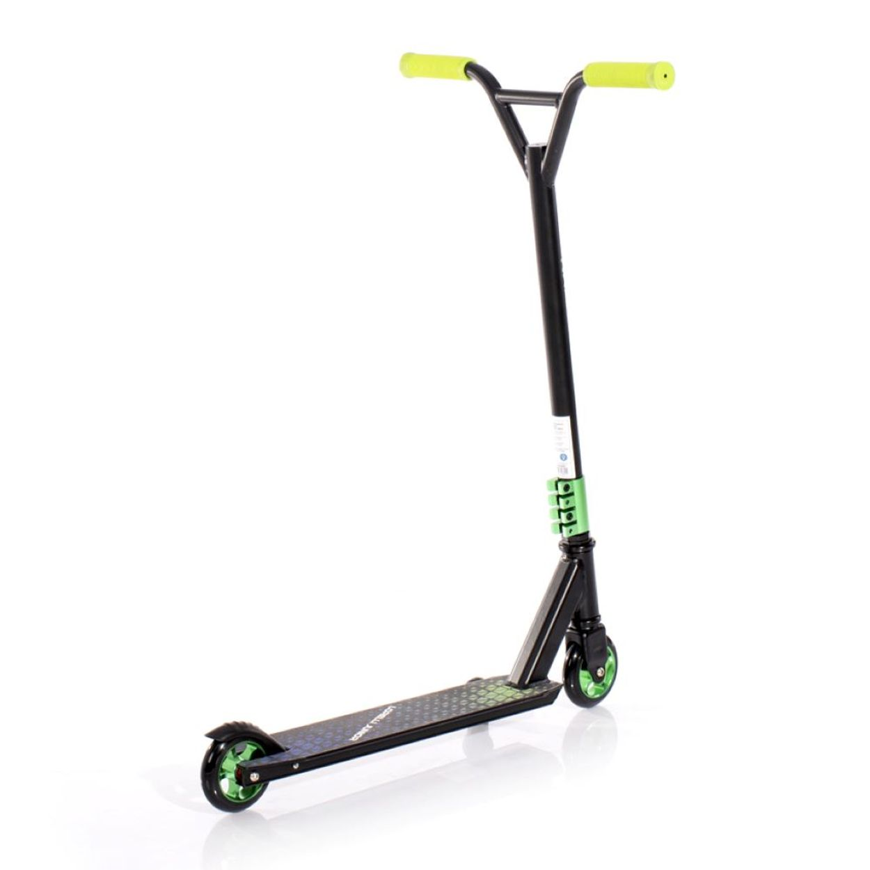 Patinete negro y verde, ruedas verdes, sobre fondo blanco.