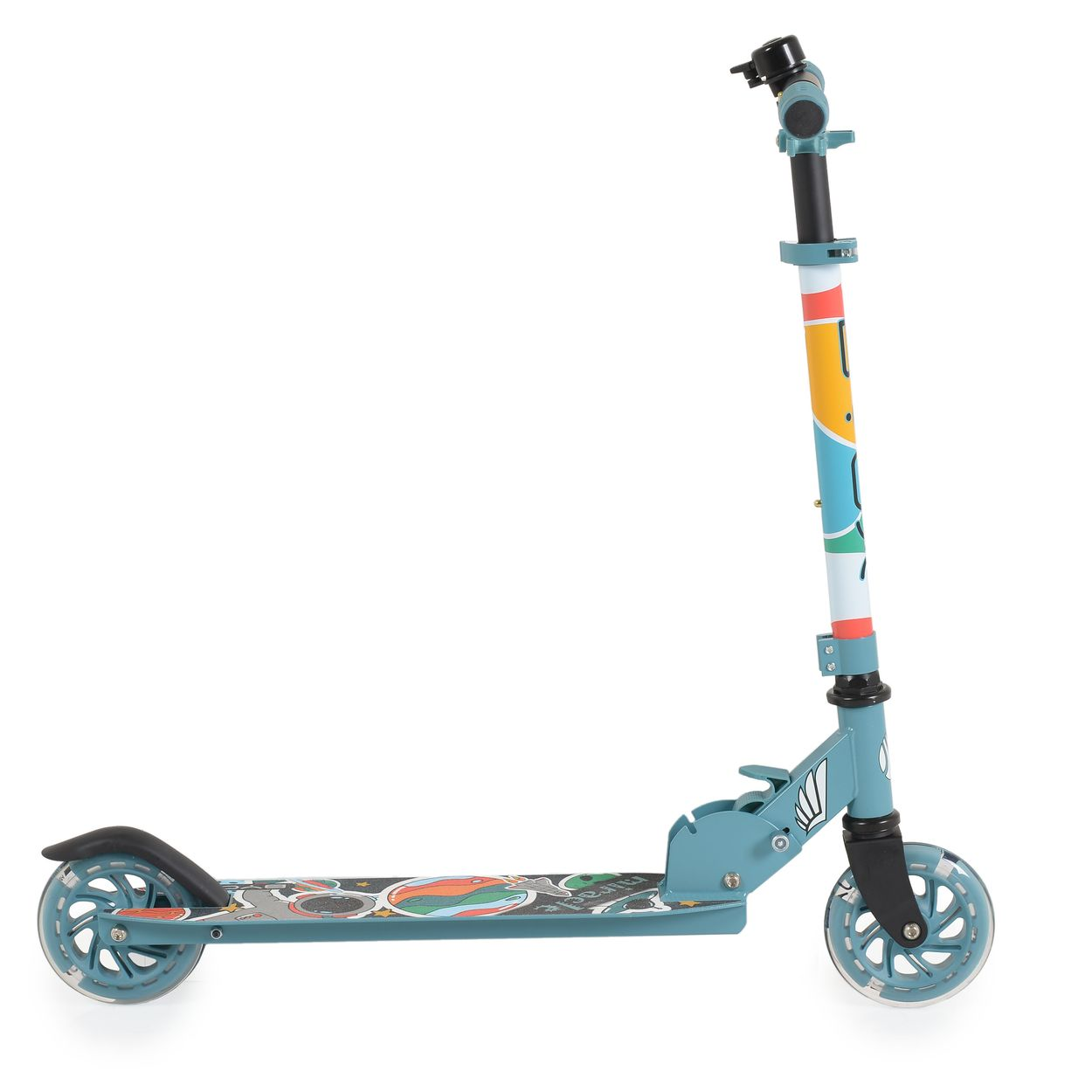 Ein hellblauer Roller mit farbenfrohem Design auf dem Deck. Weißer Hintergrund.