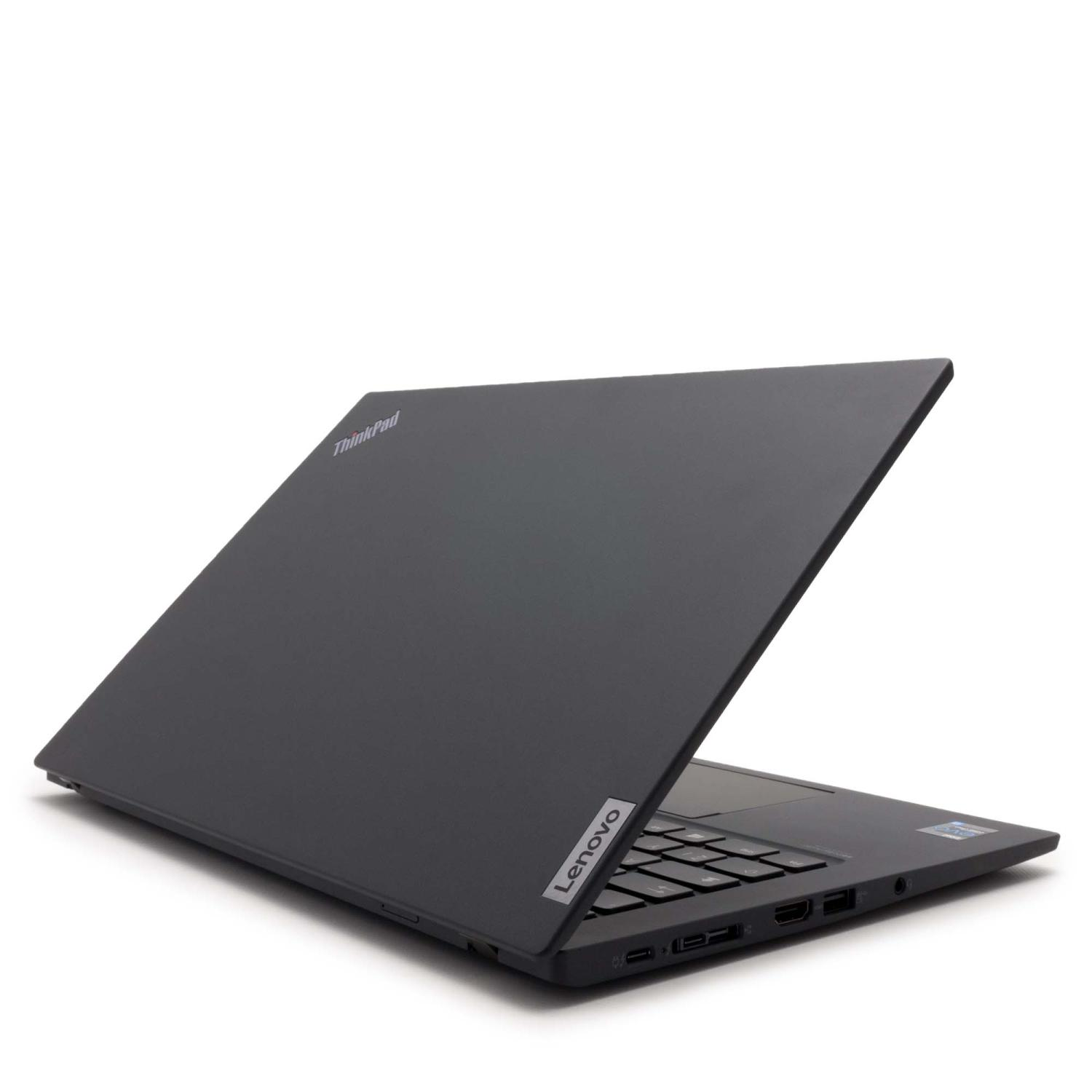 Ein schwarzer Laptop ist geöffnet und zeigt Tastatur und Bildschirm. Das ThinkPad-Logo ist sichtbar.