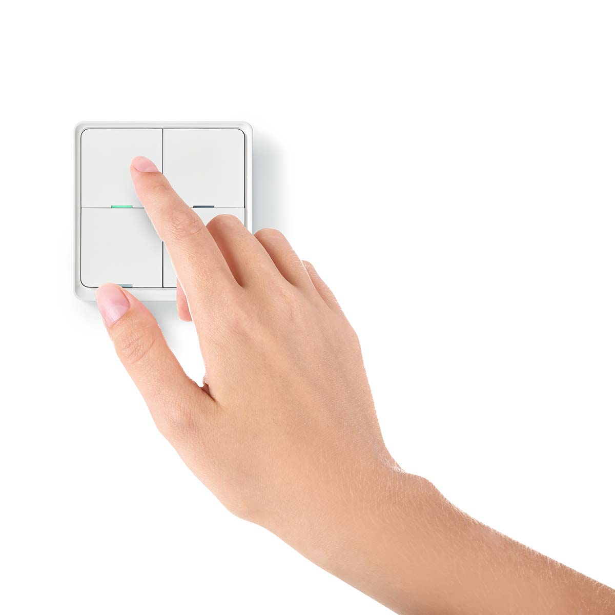 Een hand drukt op een witte lichtschakelaar tegen een witte muur.