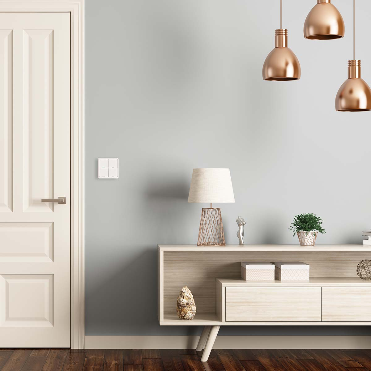 Interieur met witte deur, wandschakelaars, lamp en decoratieve items.