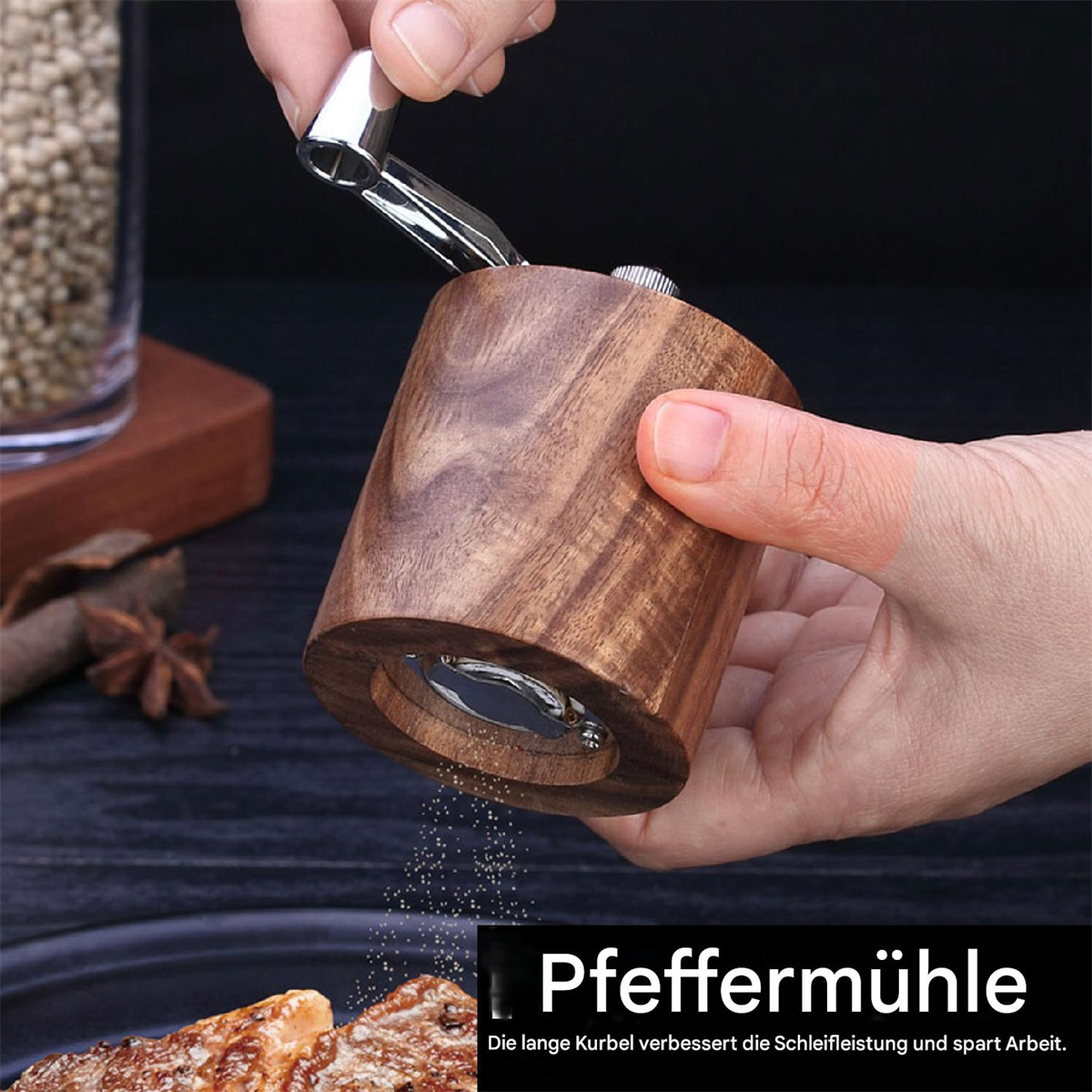 Eine hölzerne Pfeffermühle. Eine Hand dreht die Kurbel, und Pfeffer fällt auf den Tisch.