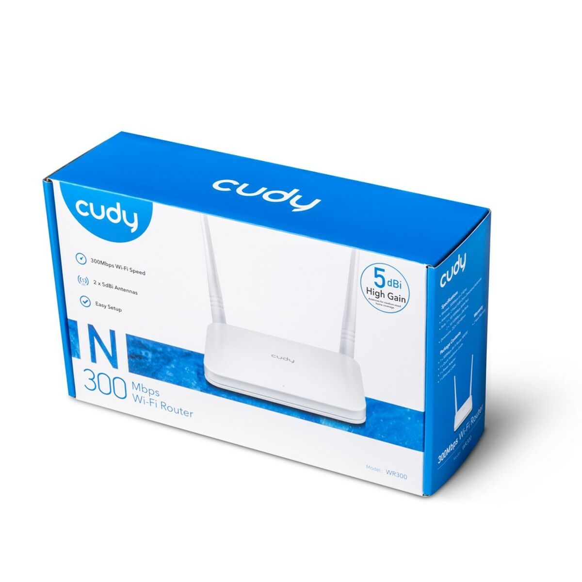 Un router Wi-Fi Cudy bianco nella sua scatola blu con antenne, su una superficie bianca.