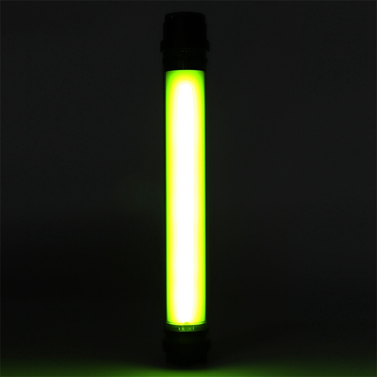 Vertikale, grün leuchtende Lichtröhre, mit schwarzen Kappen an beiden Enden, vor dunklem Hintergrund.