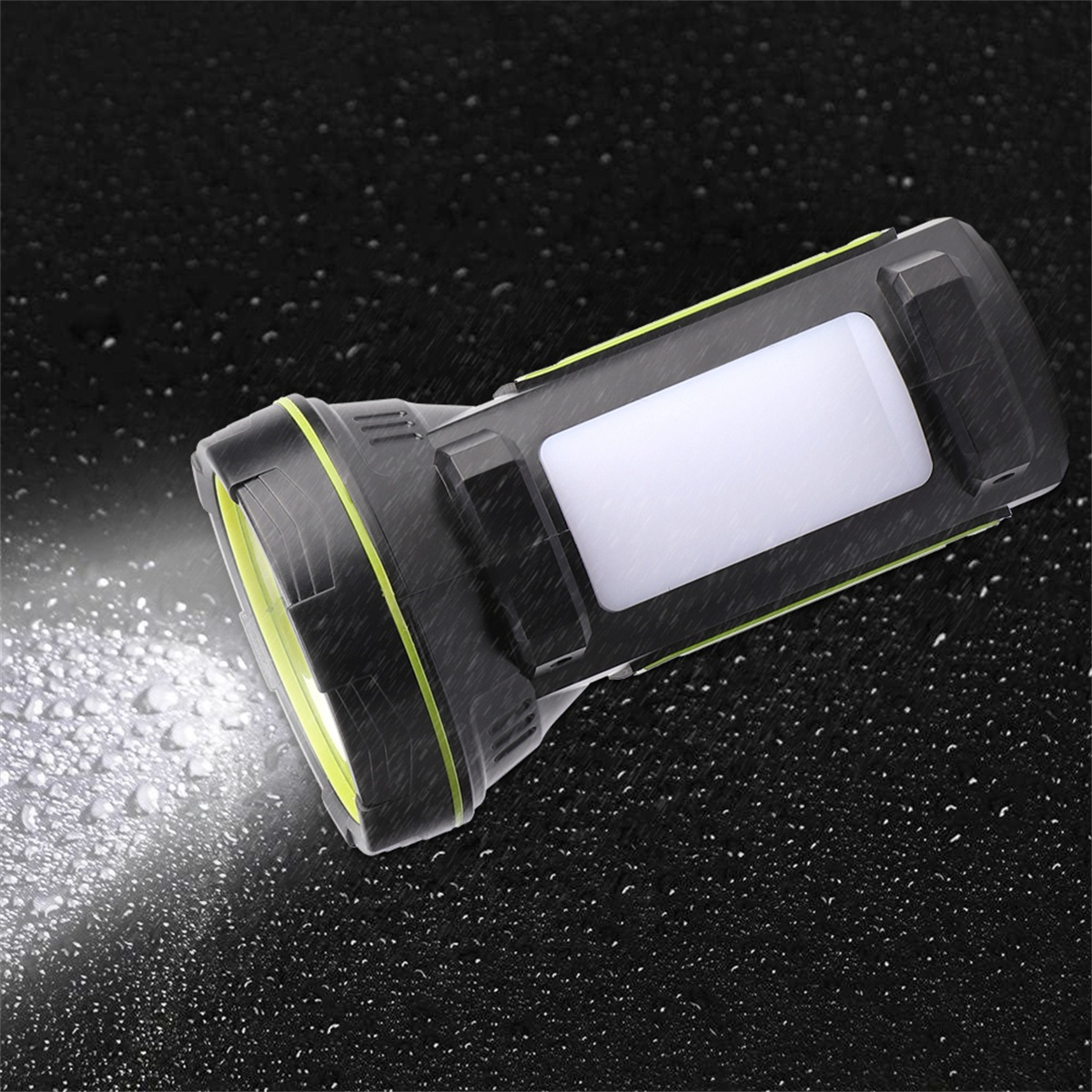 Schwarze und gelbe Taschenlampe mit weißem Licht. Wassertropfen auf dunklem Hintergrund.