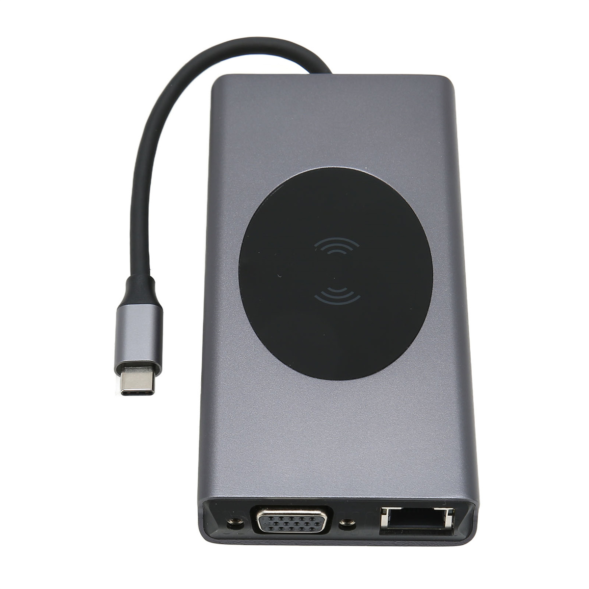Ein silbergrauer Hub mit einem USB-C-Kabel und Anschlüssen für verschiedene Verbindungen, einschließlich eines VGA-Anschlusses.