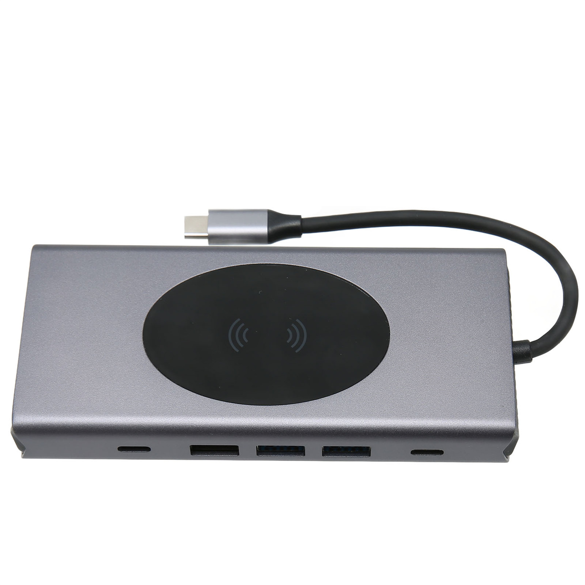 Ein grauer Multi-Port-Hub mit schwarzem kabellosen Ladegerät und USB-C-Kabel wird gezeigt.