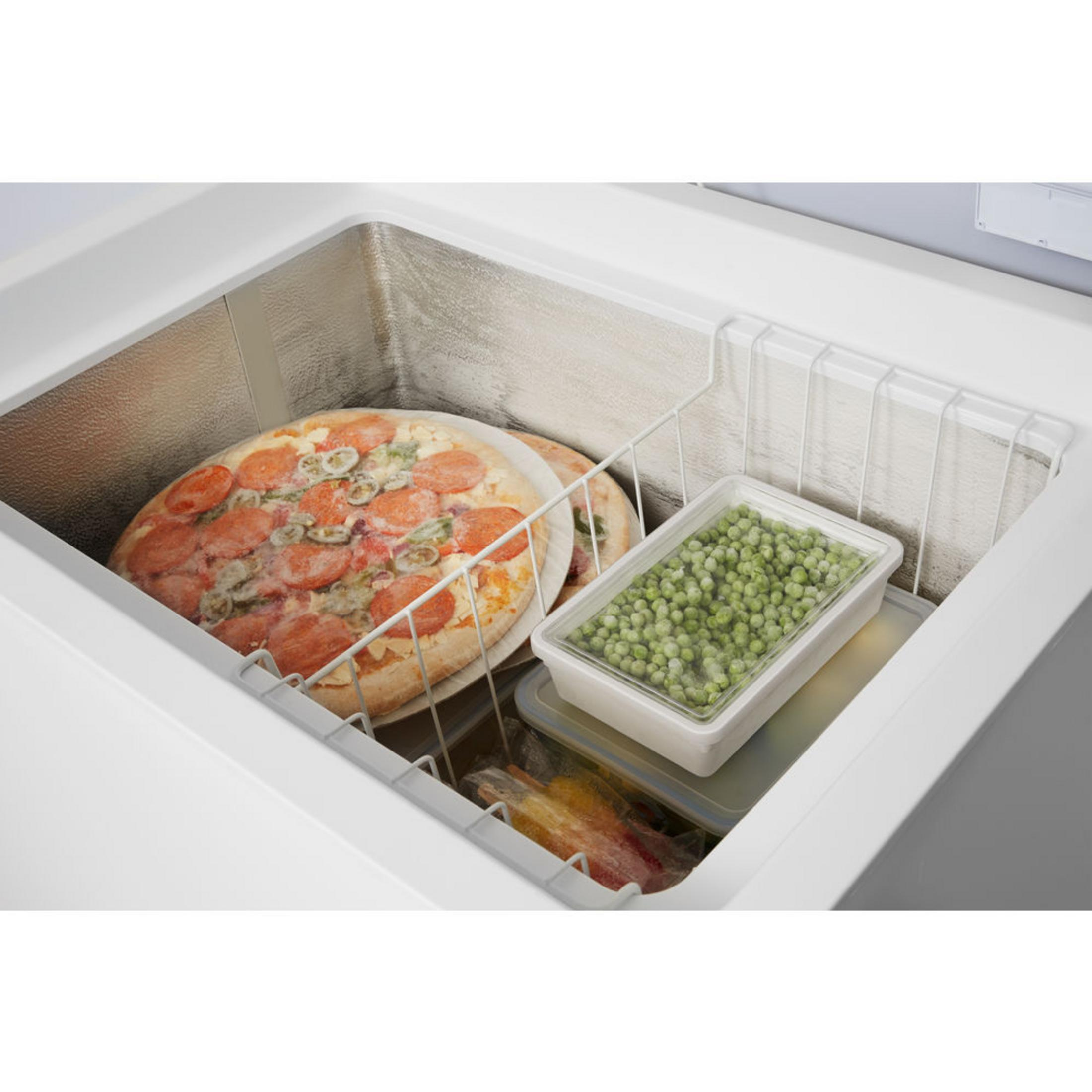 Eine Gefriertruhe mit Pizzen, Erbsen und anderen Tiefkühlprodukten.