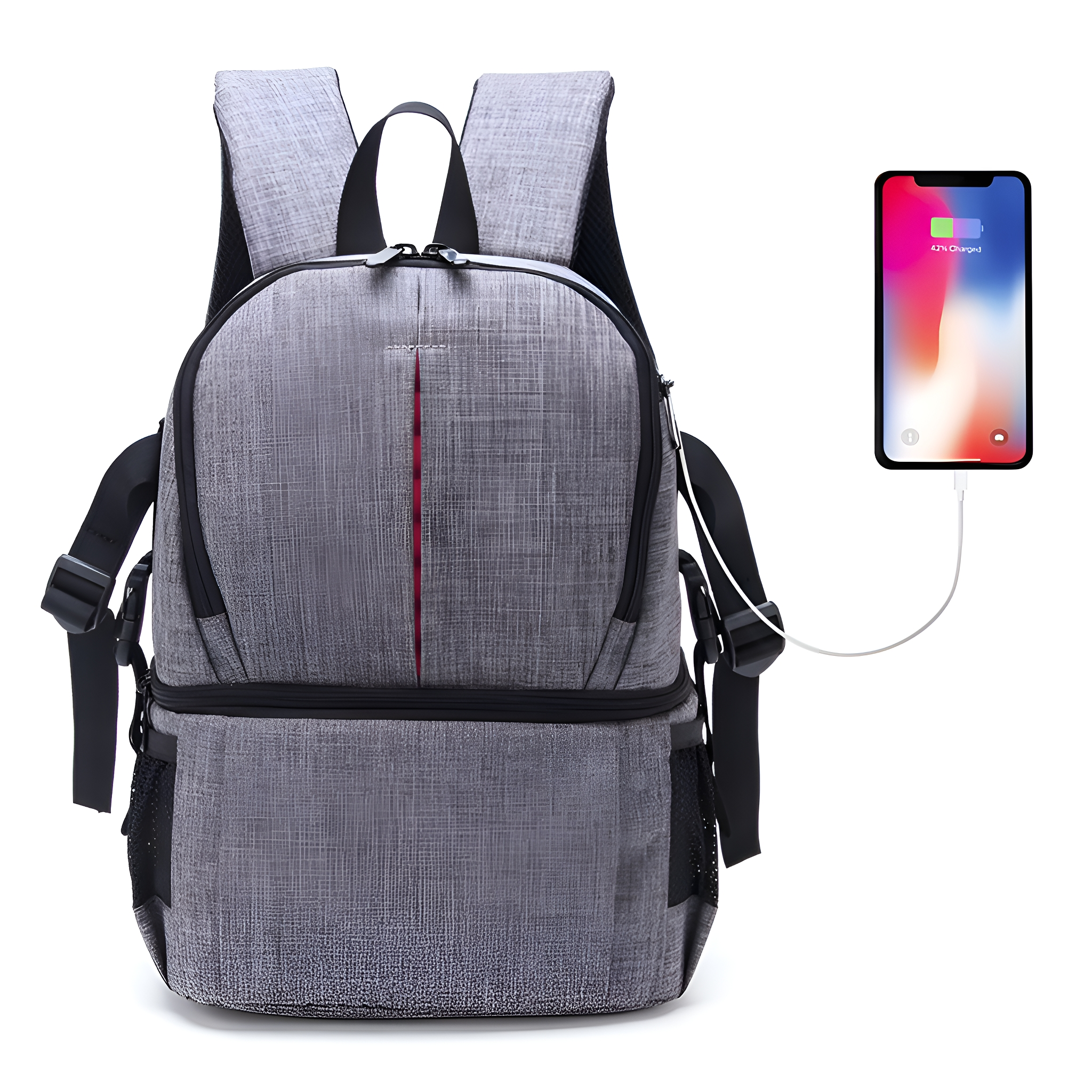 Ein grauer Rucksack mit einem Telefon, das über ein weißes Kabel geladen wird.